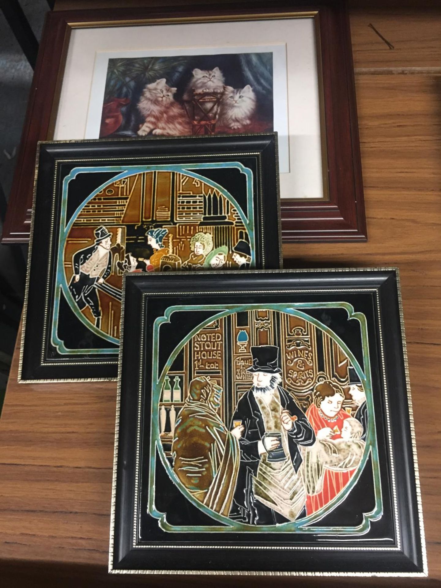 TWO FRAMED CERAMIC TILES FEATURING VINTAGE PUB SCENES PLUS A FRAMED PRINT OF THREE KITTENS