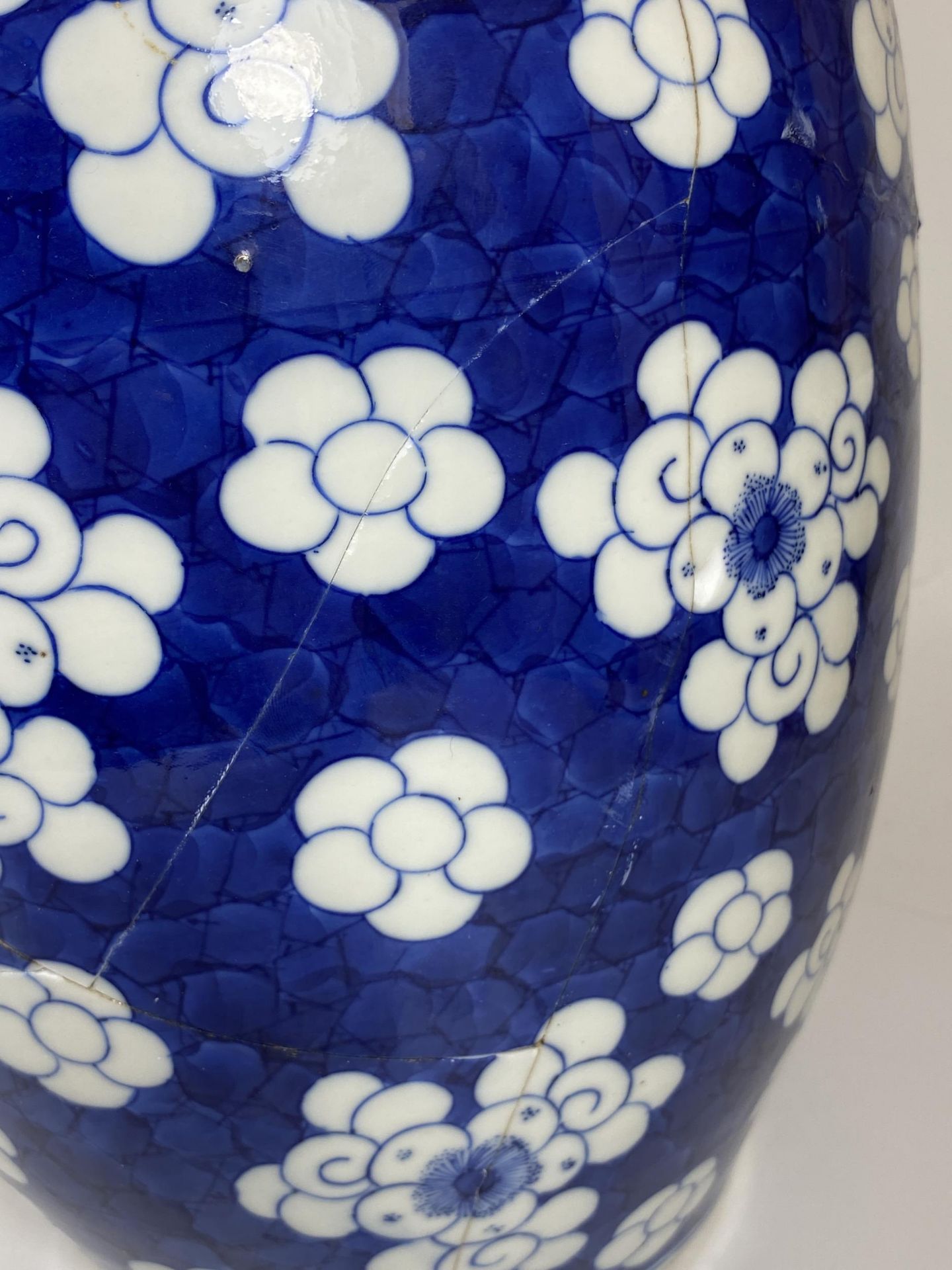 A LARGE 19TH CENTURY CHINESE BLUE AND WHITE PRUNUS BLOSSOM GINGER JAR WITH CARVED WOODEN LID, DOUBLE - Bild 13 aus 19