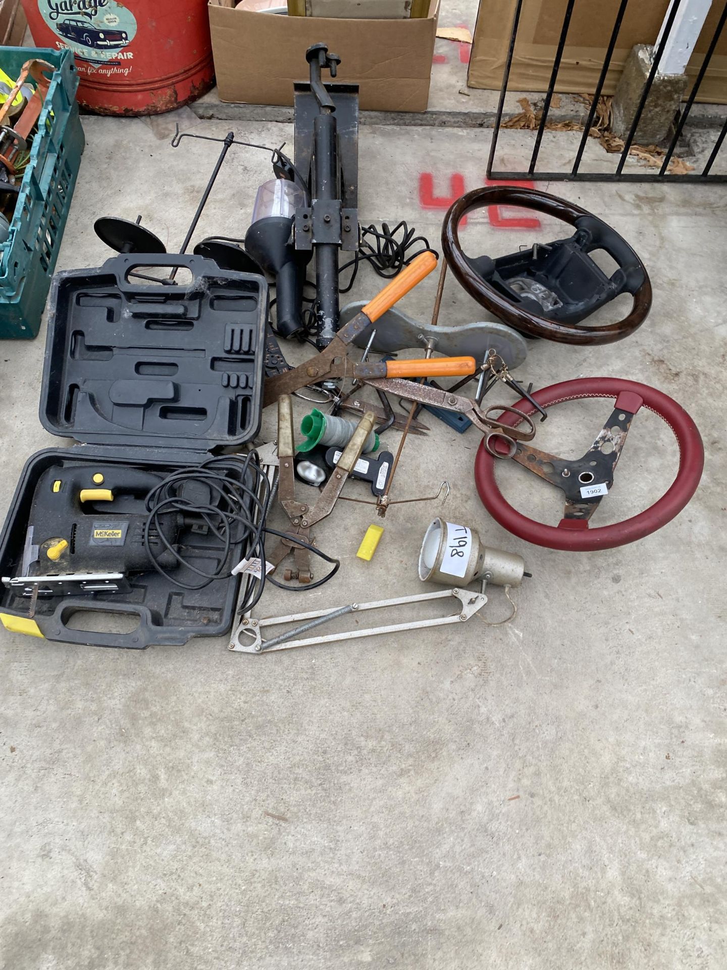 AN ASSORTMENT OF VINTAGE ITEMS TO INCLUDE STEERING WHEELS, A MCKELLER ELECTRIC JIGSAW AND AN ANGLE