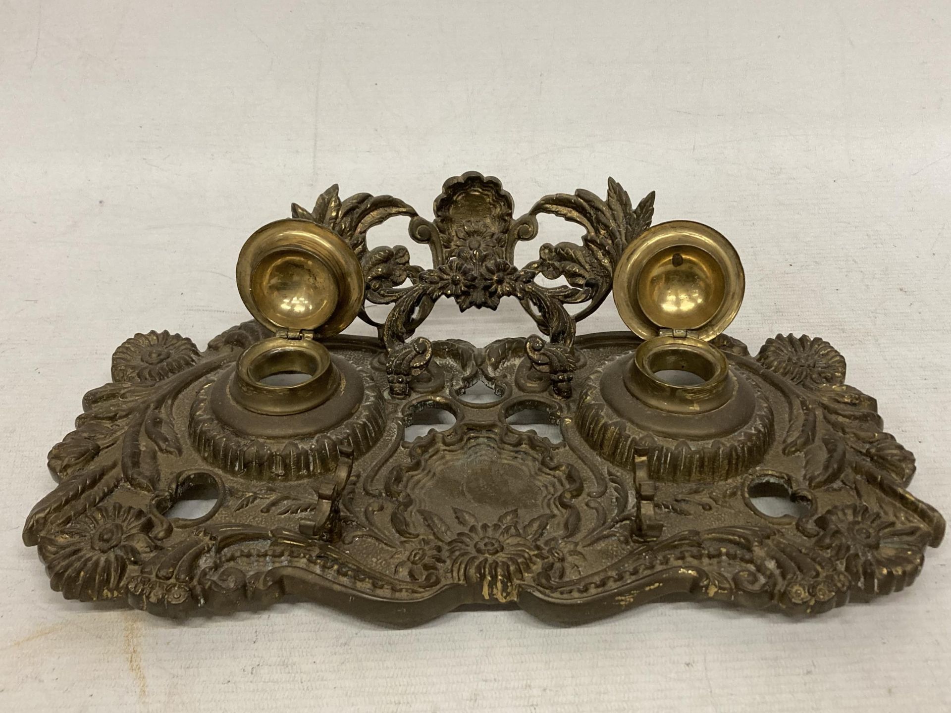 A VINTAGE, POSSIBLY FRENCH, FLORAL DESIGN BRASS DOUBLE INKWELL STAND - Image 2 of 3