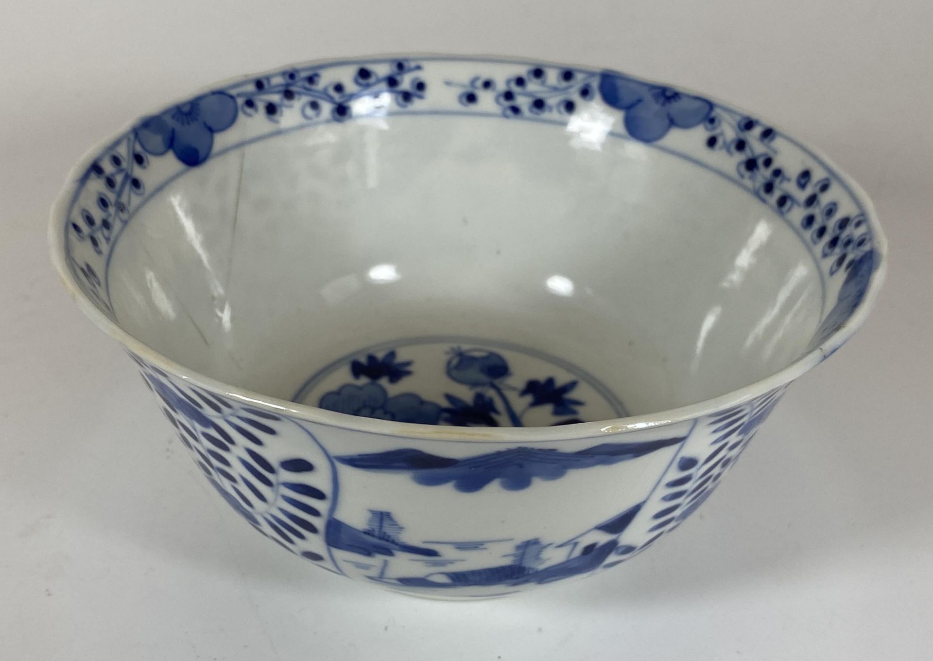 A 19TH CENTURY CHINESE KANGXI REVIVAL BLUE AND WHITE PORCELAIN BOWL, FOUR CHARACTER, DOUBLE RING - Bild 2 aus 8