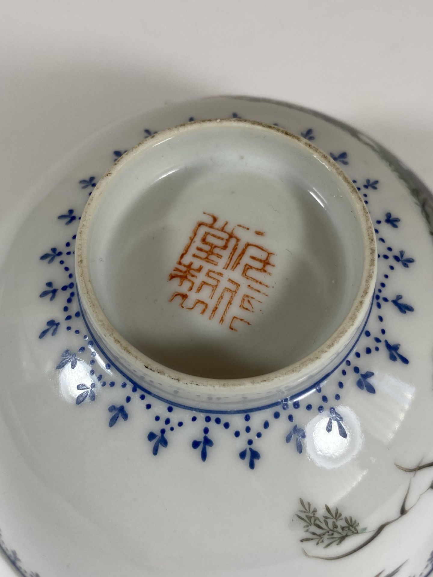 AN EARLY 20TH CENTURY CHINESE QING PORCELAIN BOWL WITH DUCK IN FLIGHT DECORATION, QIANLONG MARK TO - Bild 4 aus 6