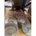 A QUANTITY OF CABINET PLATES TO INCLUDE POOLE AND COALPORT, A VINTAGE STONEWARE JELLY MOULD,