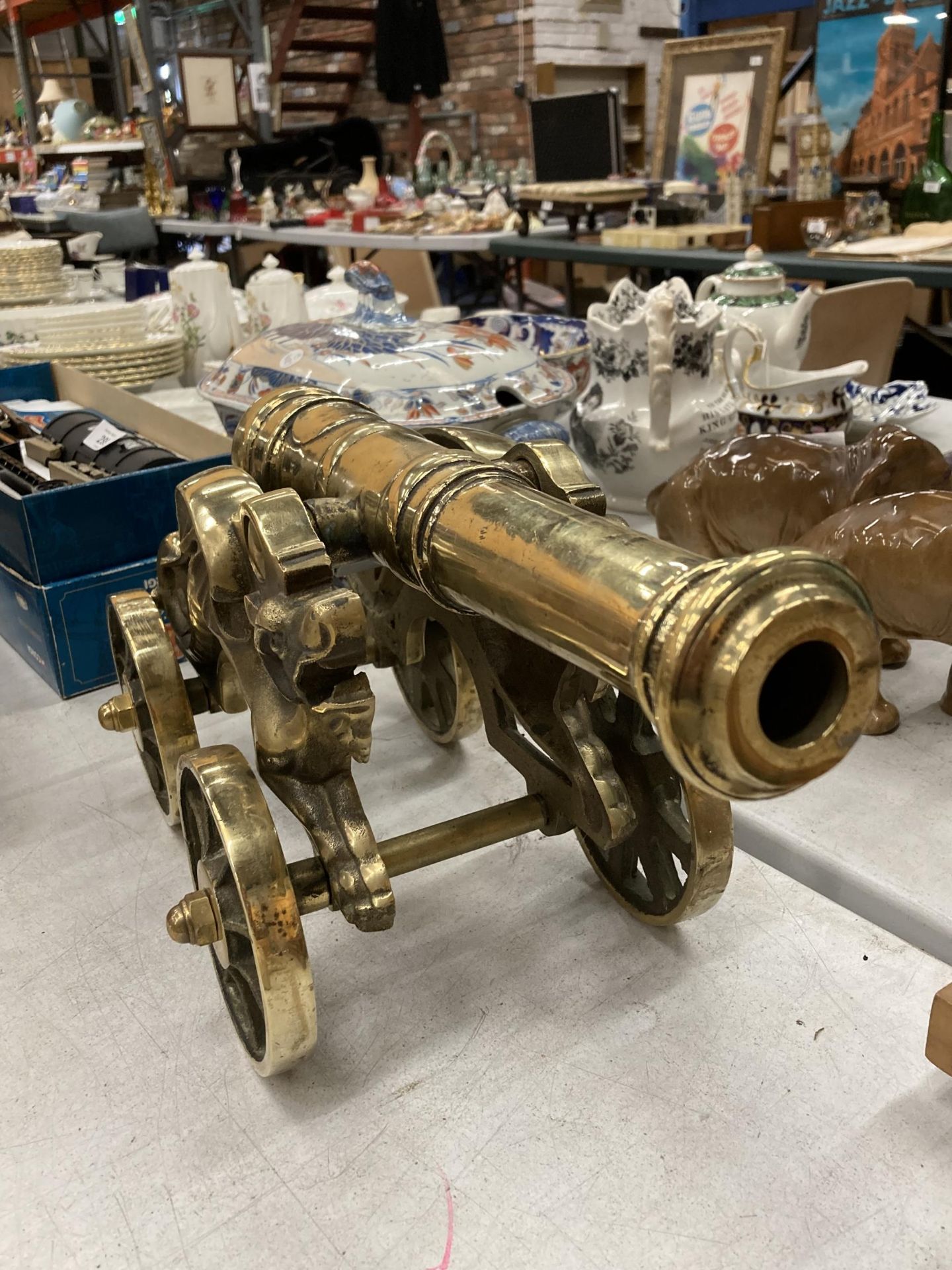 A VINTAGE BRASS MODEL OF A CANNON - Image 2 of 3