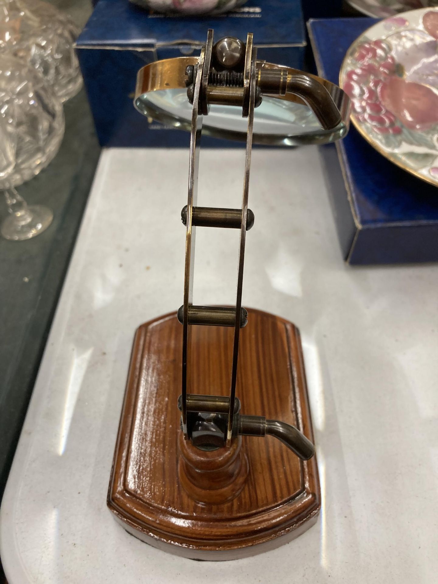 A TABLE TOP MAGNIFYING GLASS ON A WOODEN PLINTH, HEIGHT 18CM - Image 2 of 3