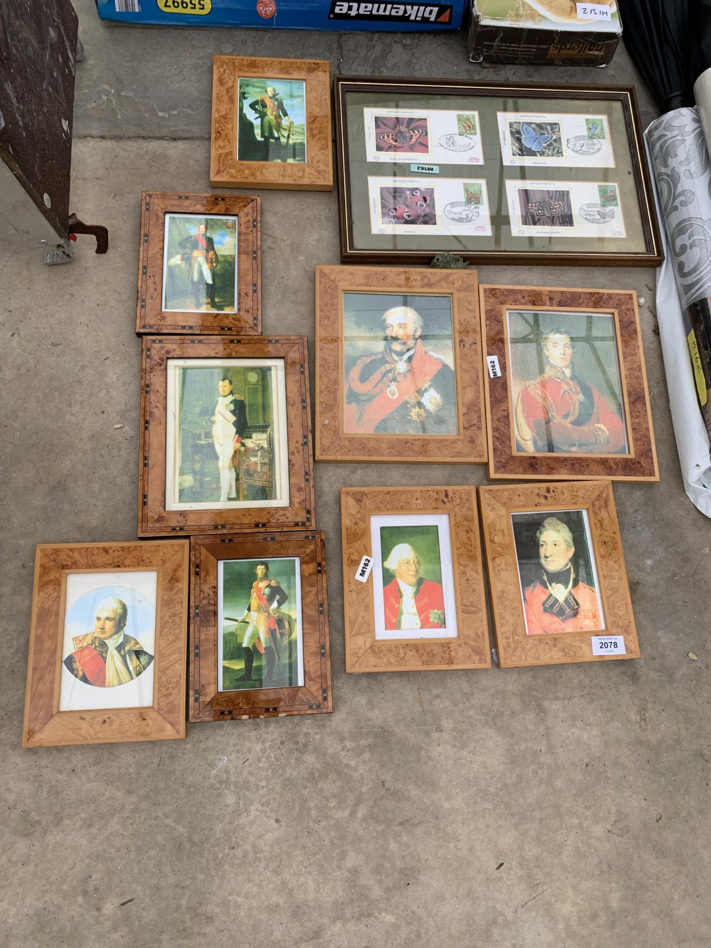 AN ASSORTMENT OF FRAMED PRINTS AND PICTURES