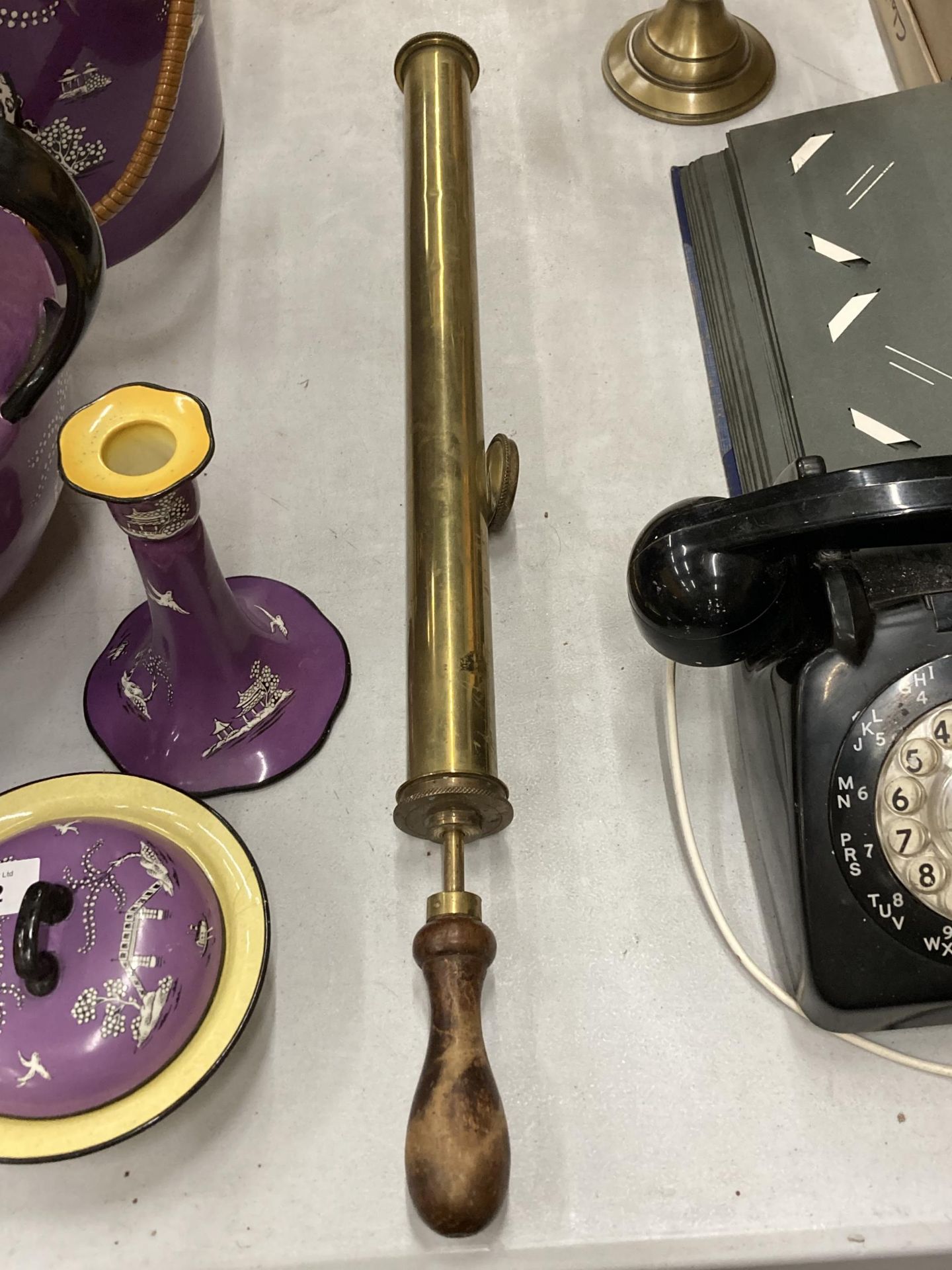 A VINTAGE BRASS GARDEN SPRAYER WITH WOODEN HANDLE