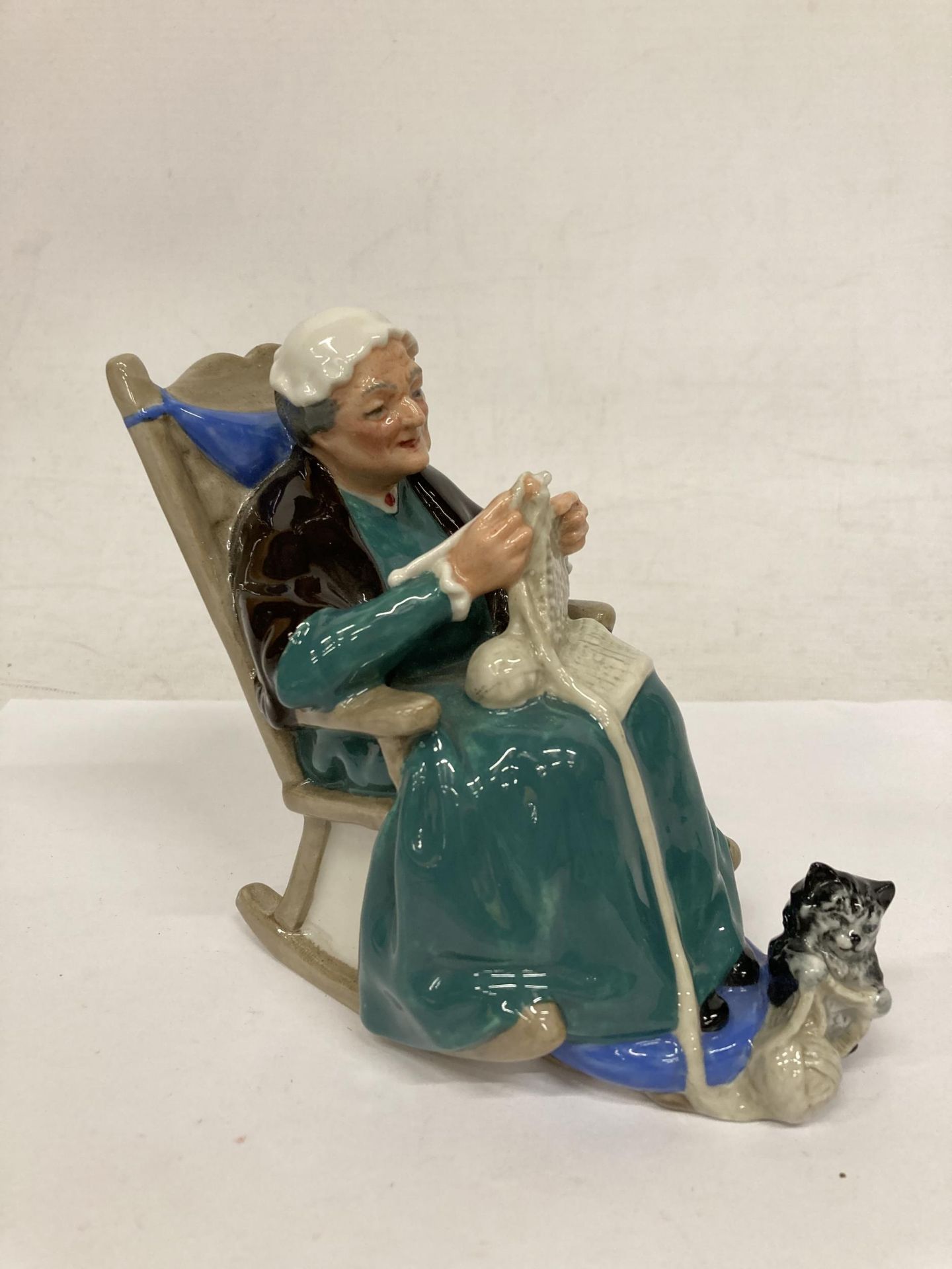 A ROYAL DOULTON FIGURINE "TWILIGHT" HN2256 - Image 2 of 4