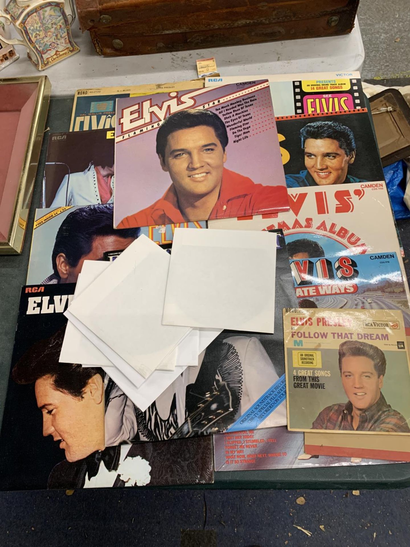 A LARGE COLLECTION OF ELVIS PRESLEY LPS AND SINGLES ON VINYL