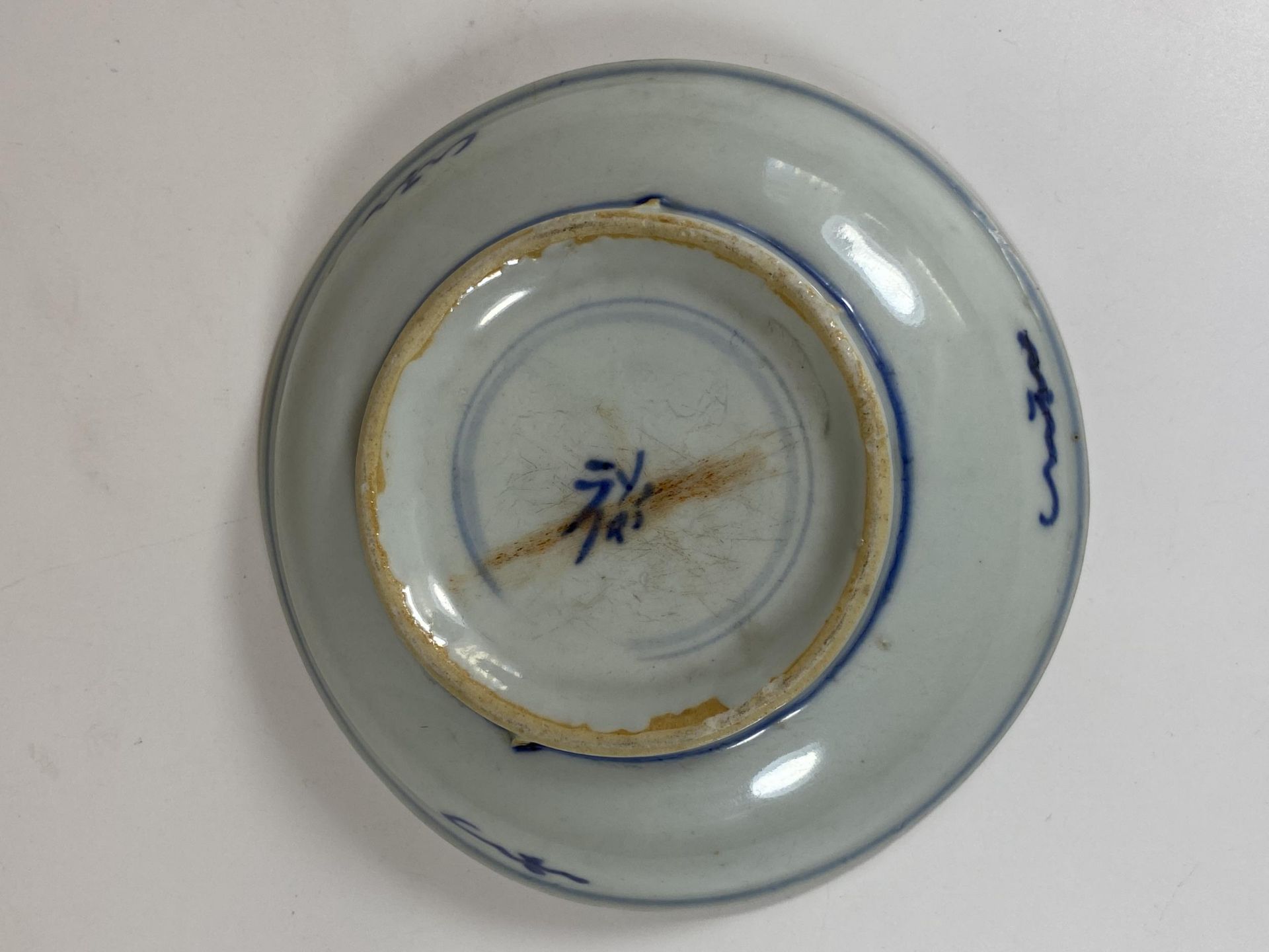 A 19TH CENTURY QING CHINESE BLUE AND WHITE PORCELAIN DISH WITH UNUSUAL FLORAL DESIGN, FLOWER MARK TO - Image 4 of 5