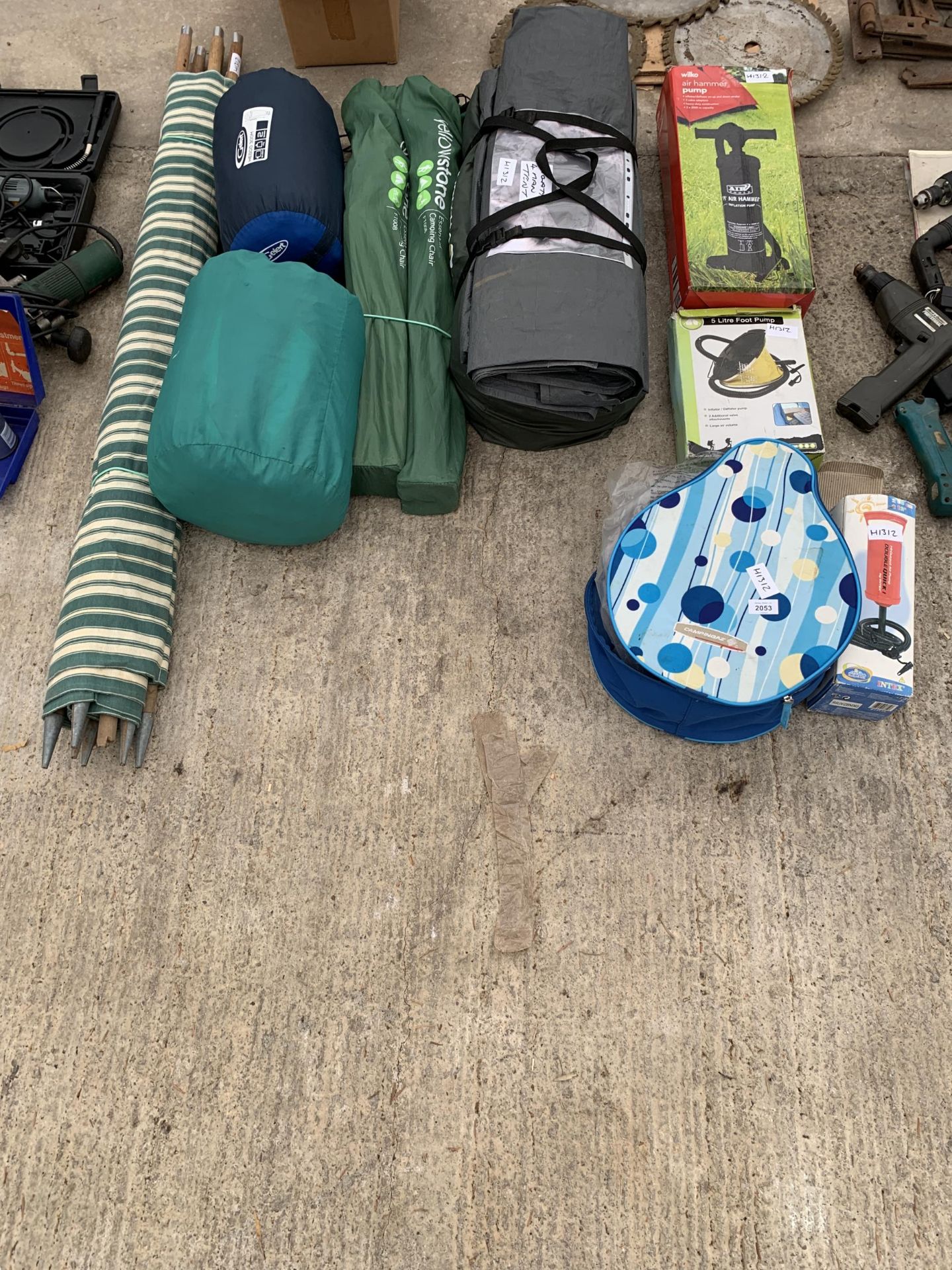 AN ASSORTMENT OF CAMPING ITEMS TO INCLUDE A TENT, PUMPS AND SLEEPING BAGS ETC