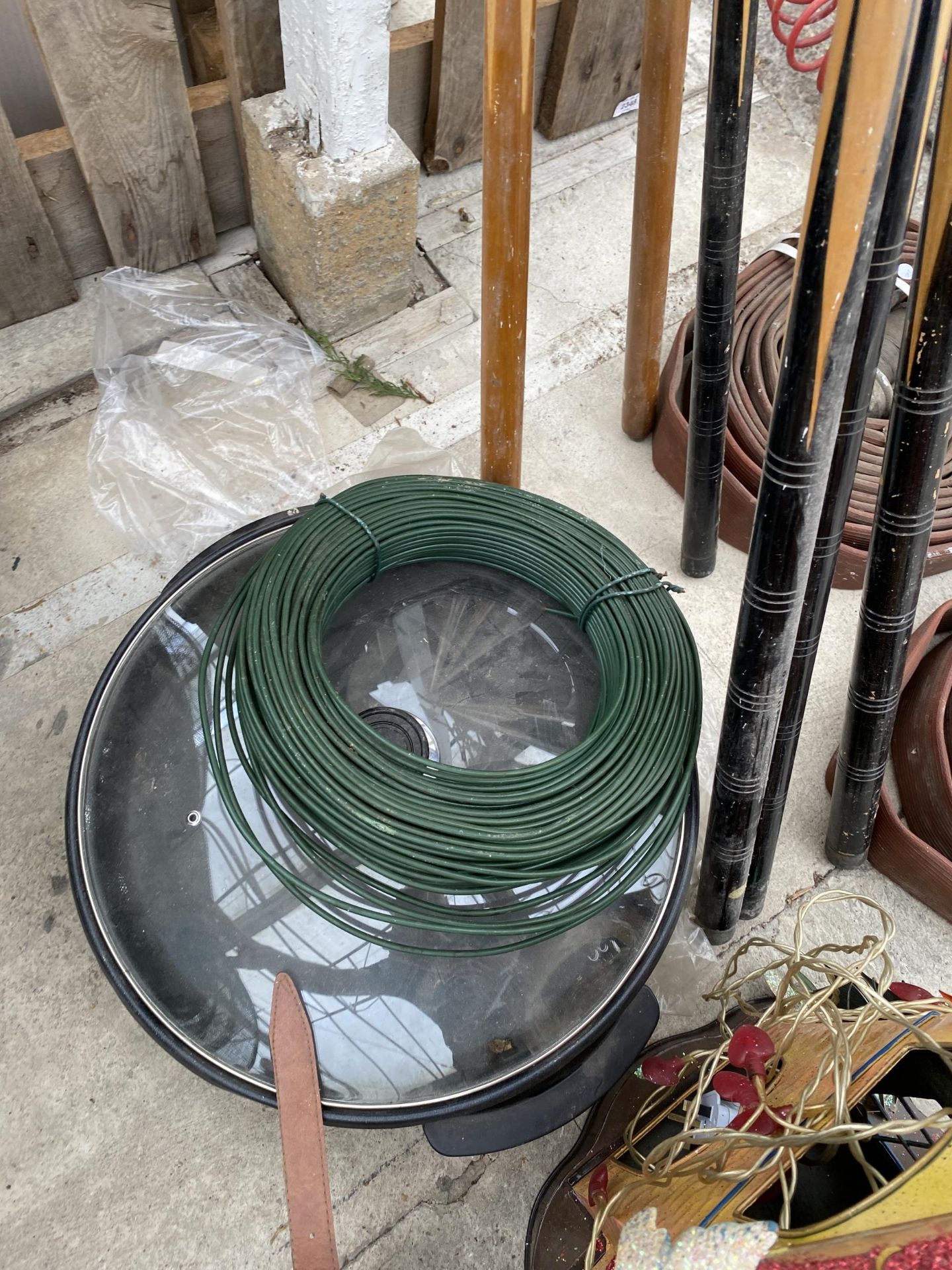 AN ASSORTMENT OF ITEMS TO INCLUDE TWO LARGE FIRE HOSES, SNOOKER CUES AND A CHRISTMAS DECORATION ETC - Image 4 of 5