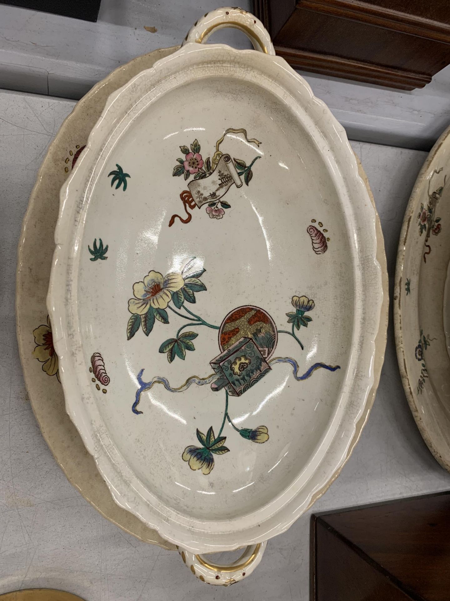 A QUANTITY OF ANTIQUE POTTERY TO INCLUDE TWO LIDDED SERVING DISHES WITH HANDLES AND FLORAL AND - Image 6 of 6