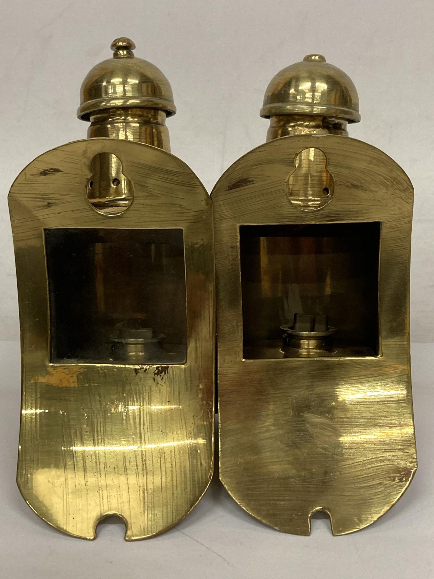 A PAIR OF VINTAGE BRASS CARRIAGE LANTERNS