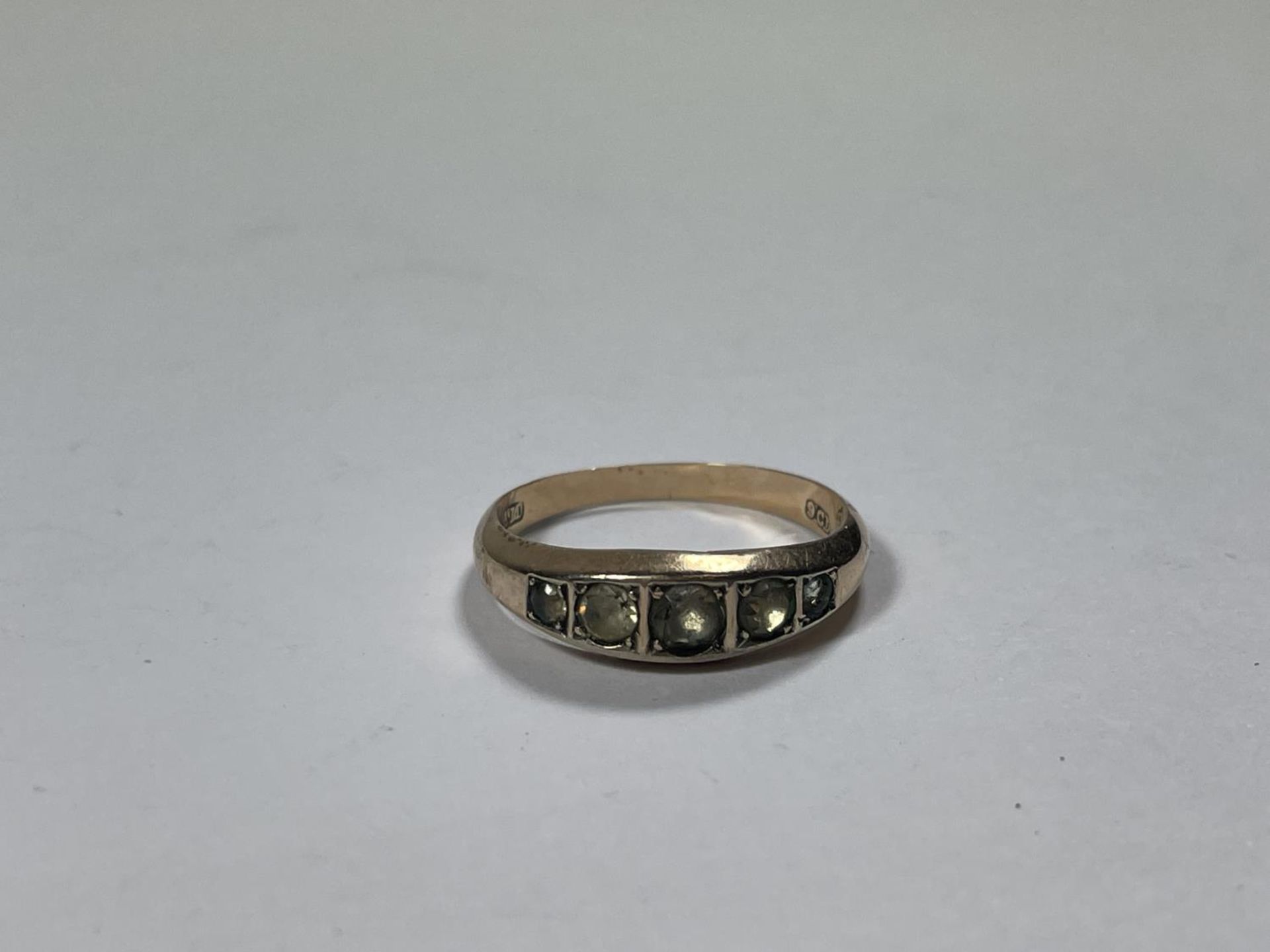 A 9 CARAT GOLD RING WITH FIVE IN LINE CUBIC ZIRCONIAS SIZE O - Image 4 of 4