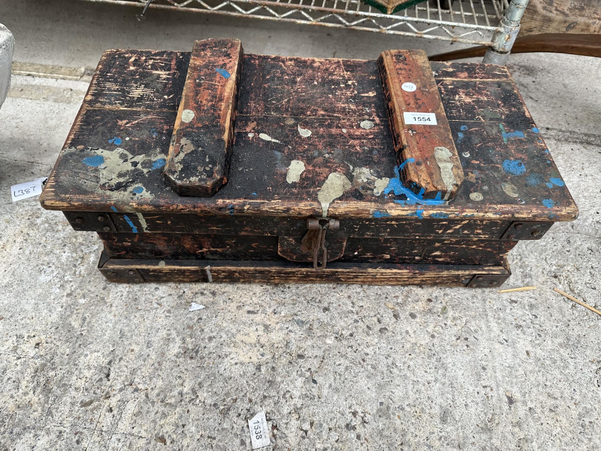 A VINTAGE AND RUSTIC PINE TOOL BOX - Image 2 of 4