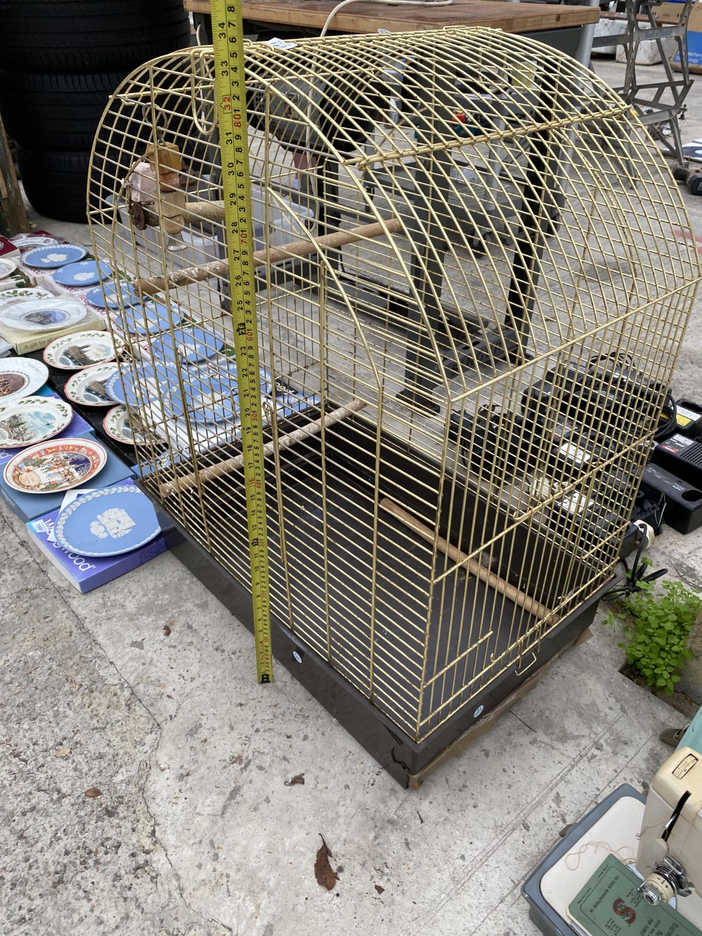 A LARGE METAL BIRD CAGE - Image 2 of 4