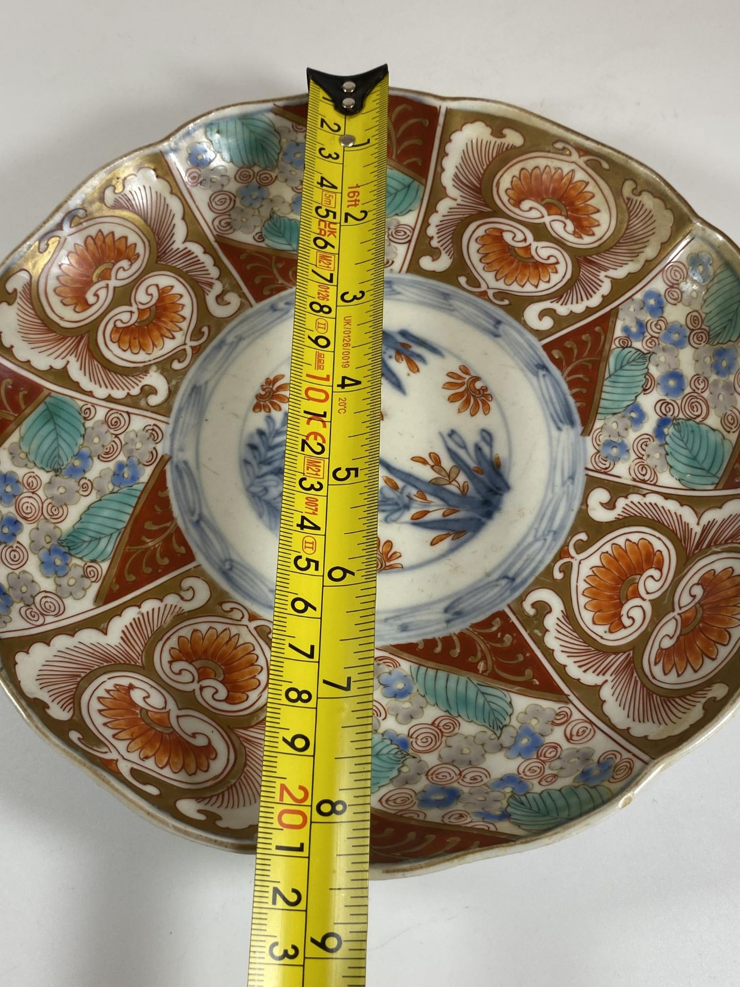 A JAPANESE MEIJI PERIOD (1868-1912) PORCELAIN ARITA IMARI SCALLOPED PLATE, DIAMETER 21.5CM - Image 4 of 4