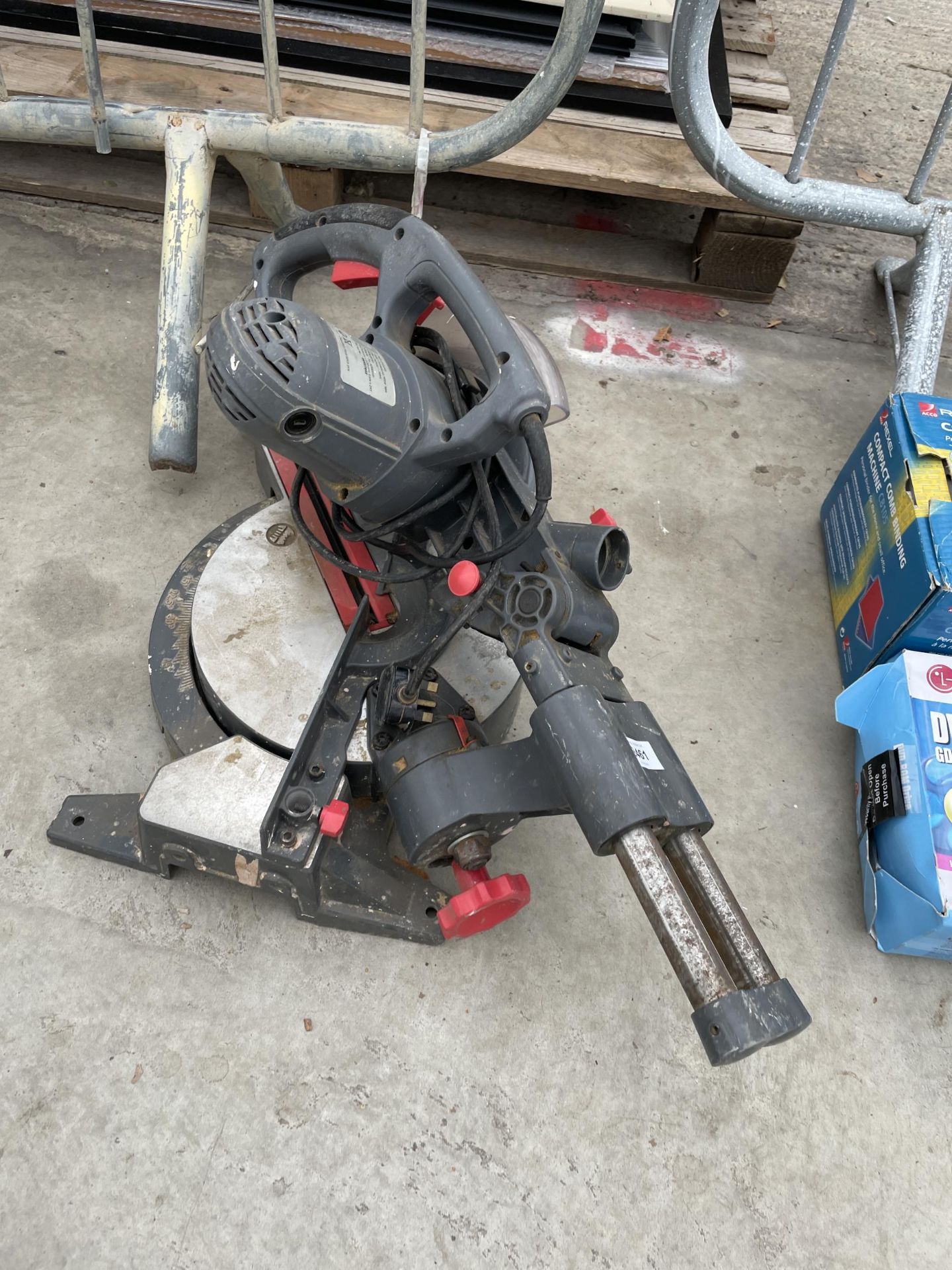 A PROFORMANCE COMPOUND MITRE SAW