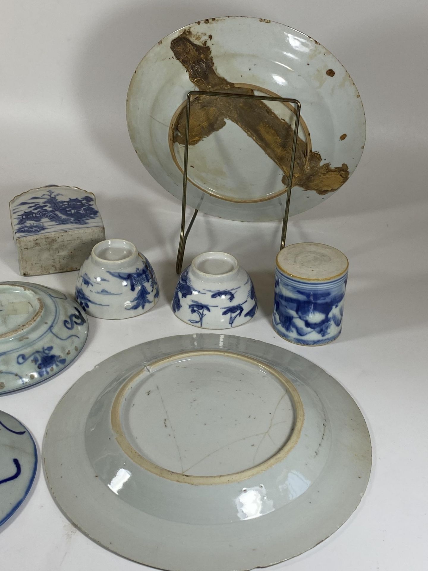 A COLLECTION OF 18TH CENTURY AND LATER CHINESE BLUE AND WHITE PORCELAIN - TEA CADDY, PAIR OF PLATES, - Image 7 of 7