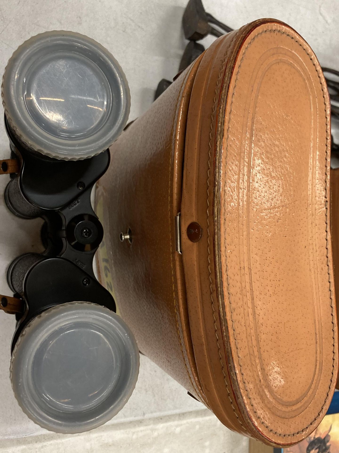 A PAIR OF ZUIHO BINOCULARS IN A CASE - Bild 4 aus 4