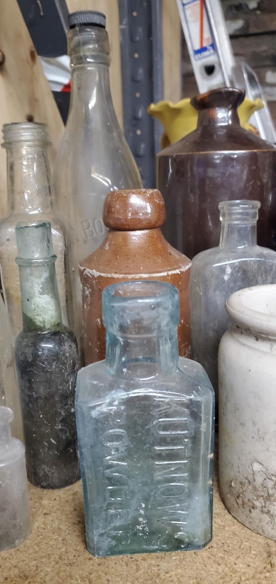 A COLLECTION OF VINTAGE GLASS AND CERAMIC BOTTLES - Image 2 of 4