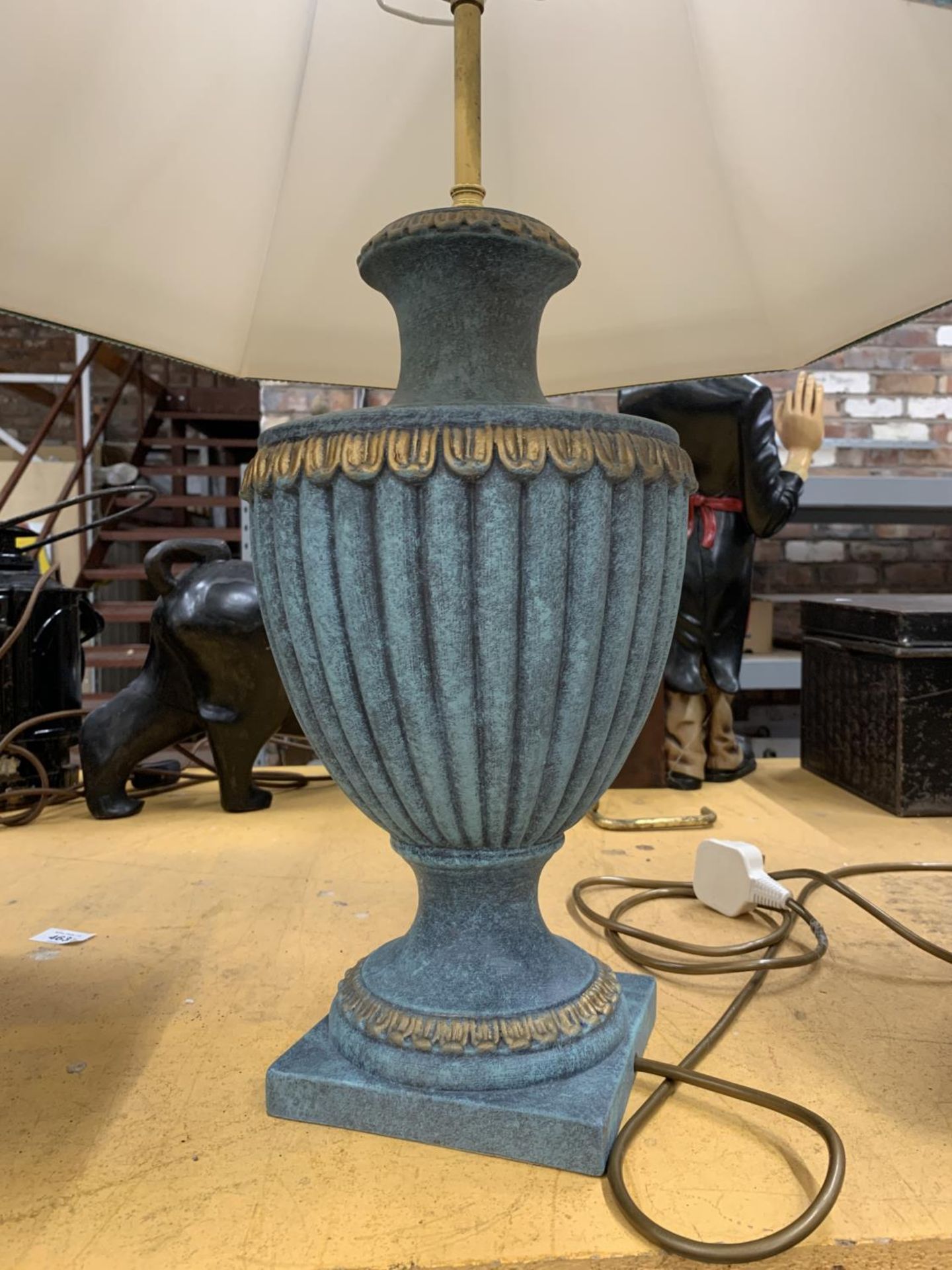 A LARGE CLASSIC STYLE BLUE TABLE LAMP WITH SHADE, HEIGHT TO BOTTOM OF SHADE 40CM - Image 2 of 2