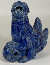 A CHINESE BLUE STONEWARE MODEL OF A FOO DOG, HEIGHT 15CM