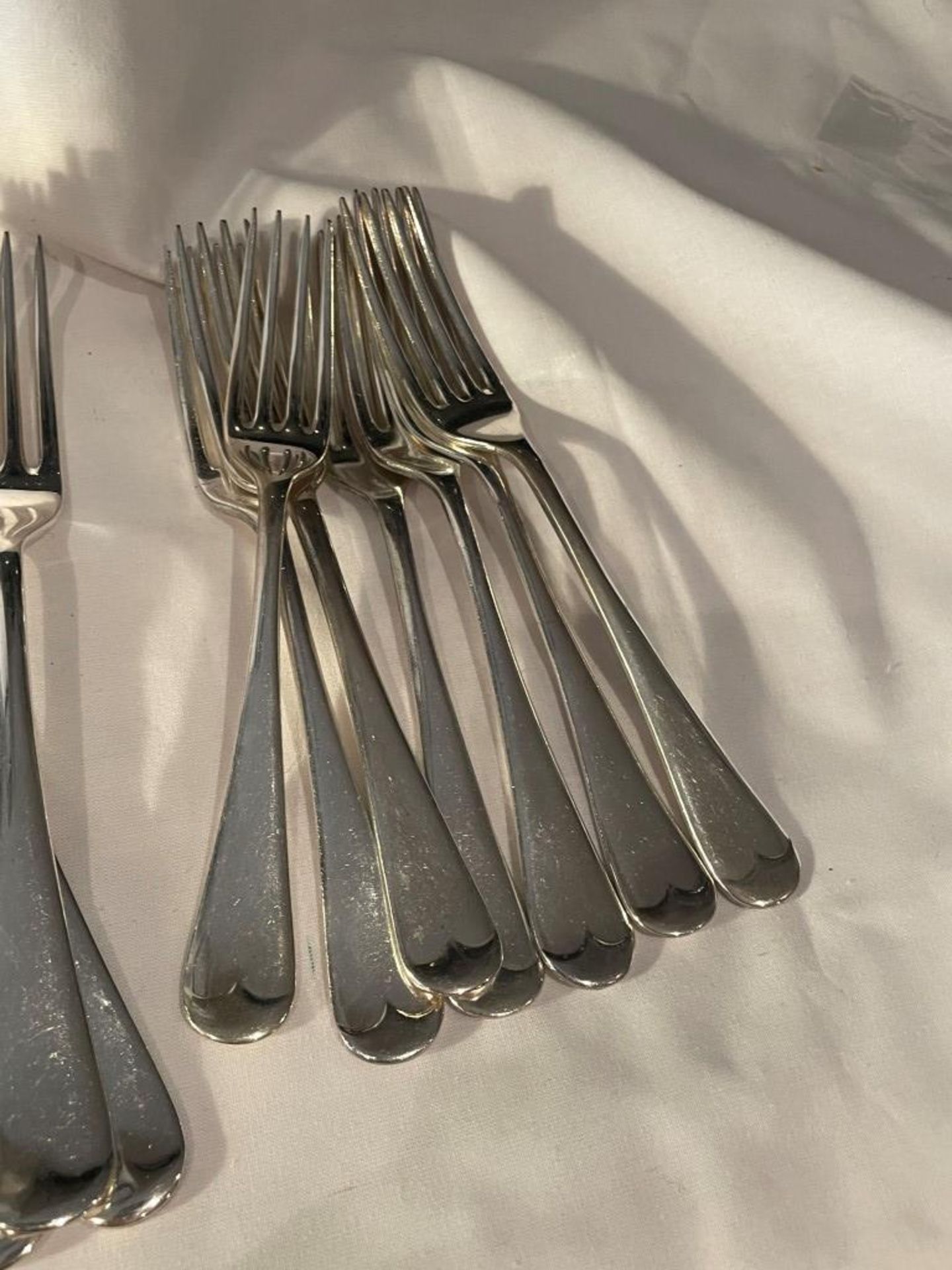 FORTY FOUR ITEMS OF J E & S SILVER PLATED CUTLERY - Bild 4 aus 5