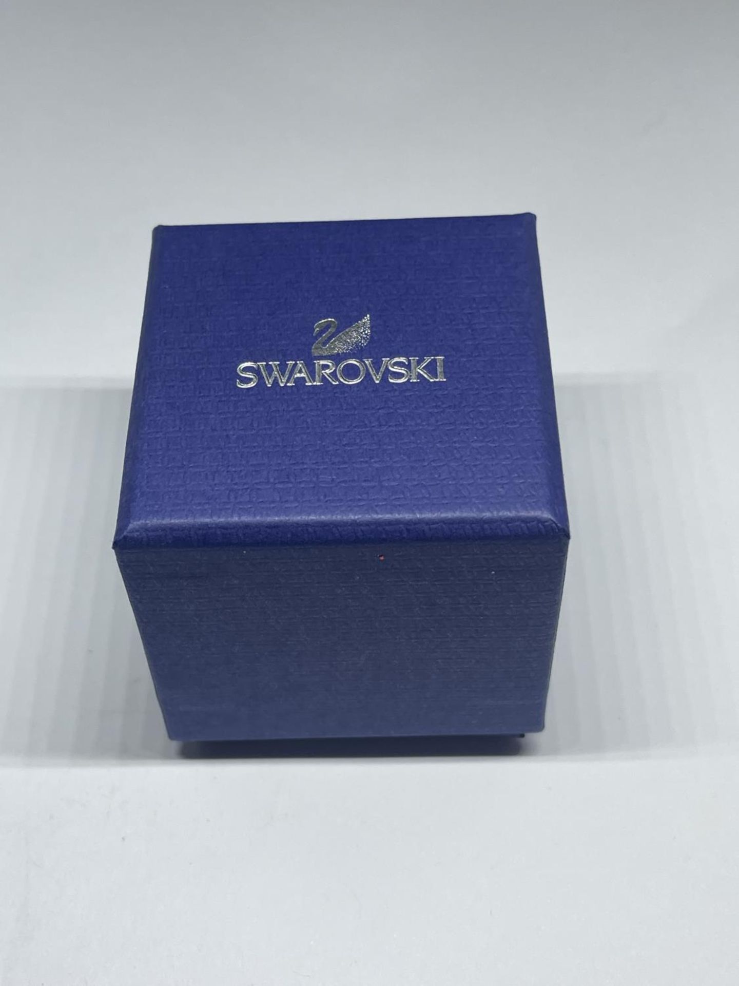 A SWAROVSKI CRYSTAL RING WITH LABEL, PRESENTATION BOX AND SLEEVE SIZE Q - Bild 4 aus 4