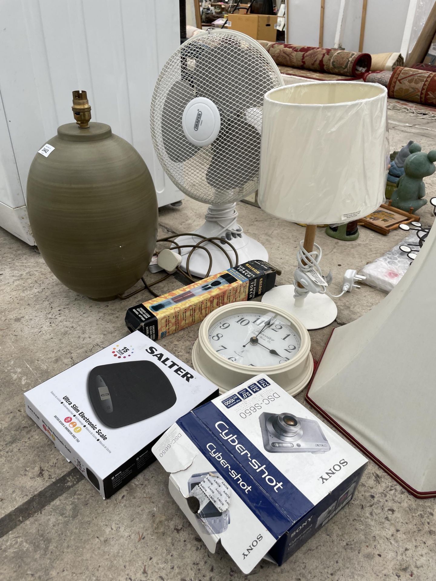 AN ASSORTMENT OF ITEMS TO INCLUDE TABLE LAMPS, SALTER KITCHEN SCALES AND A CLOCK ETC - Image 2 of 2