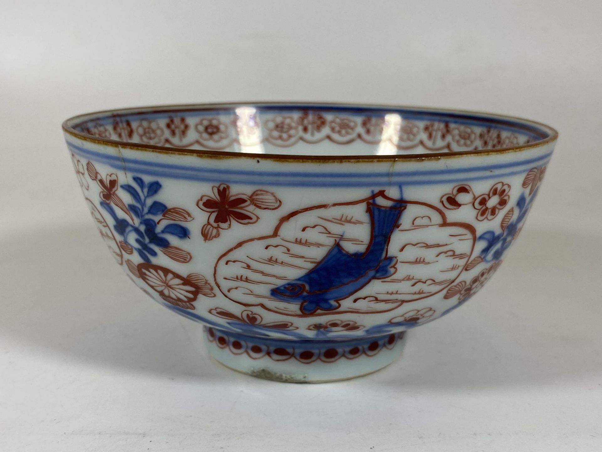 A 19TH CENTURY CHINESE PORCELAIN FISH DESIGN BOWL, MARK TO BASE, DIAMETER 13CM - Image 2 of 6