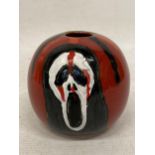 AN ANITA HARRIS HAND PAINTED AND SIGNED IN GOLD SCREAM VASE