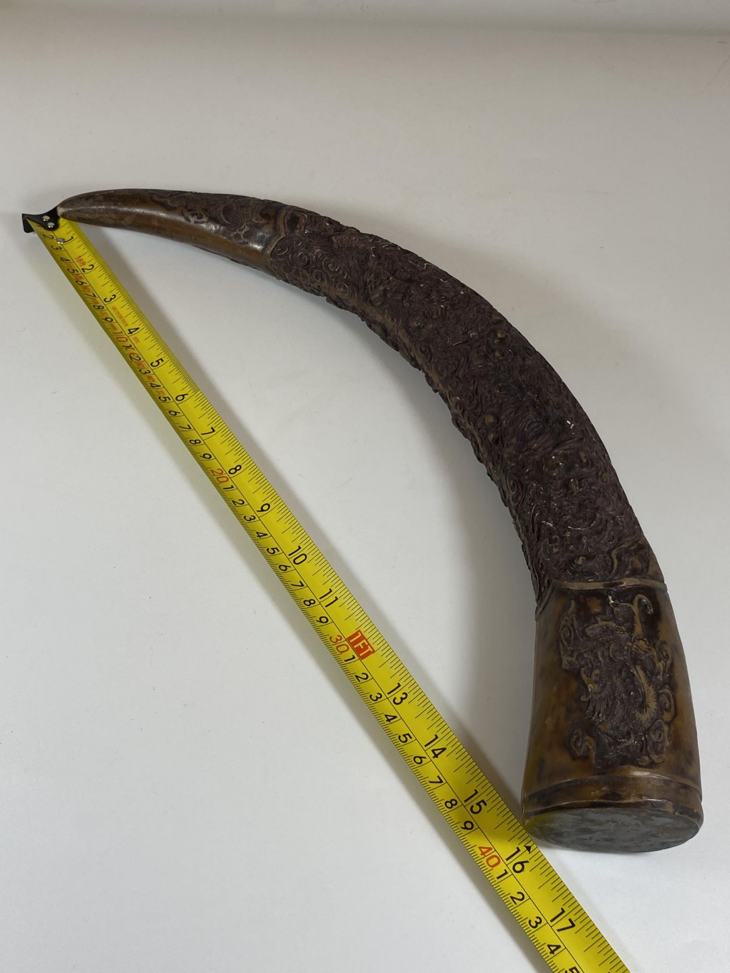 AN ORIENTAL CAVRED RESIN HORN, LENGTH APPROX 42CM - Image 6 of 6