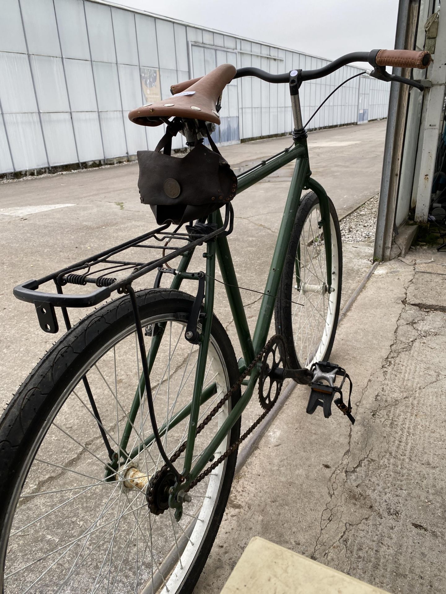 A VINTAGE GENTS BIKE WITH LEATHER SEAT - Bild 2 aus 3