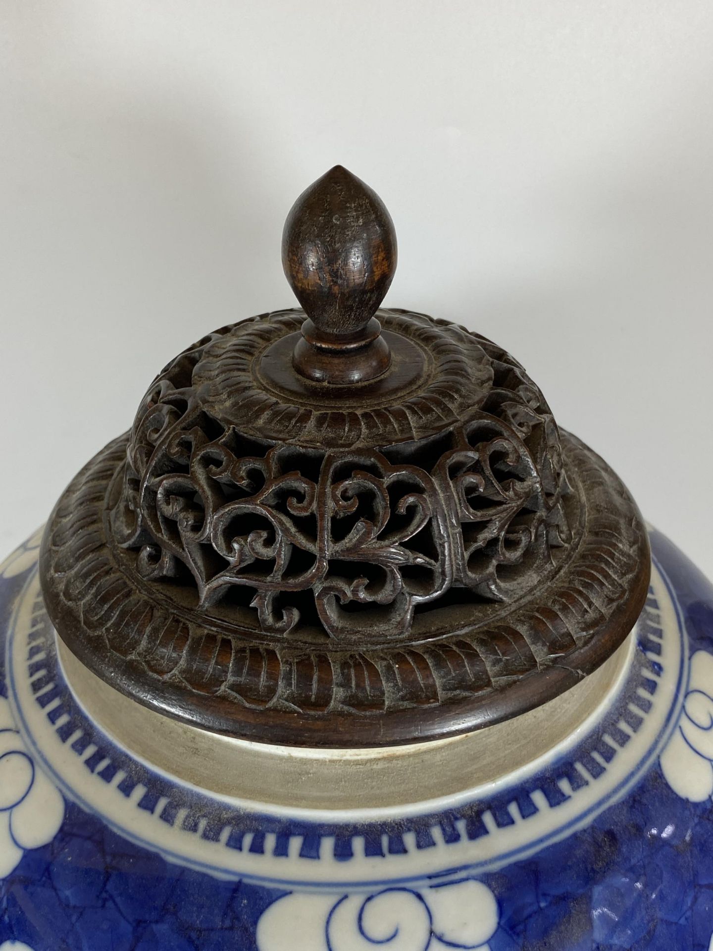 A LARGE 19TH CENTURY CHINESE BLUE AND WHITE PRUNUS BLOSSOM GINGER JAR WITH CARVED WOODEN LID, DOUBLE - Bild 3 aus 19
