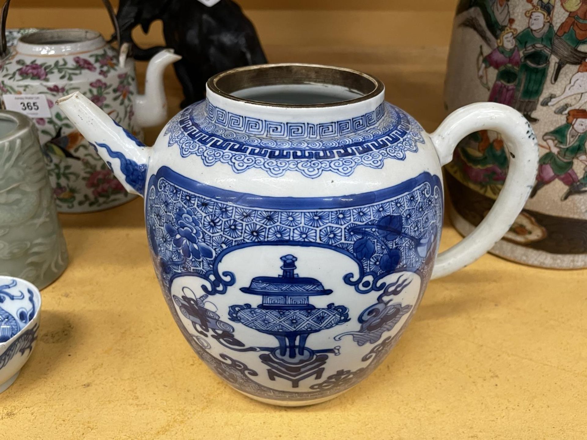 AN EARLY 19TH CENTURY CHINESE KANGXI STYLE BLUE AND WHITE PORCELAIN OVERSIZED TEAPOT, UNMARKED TO