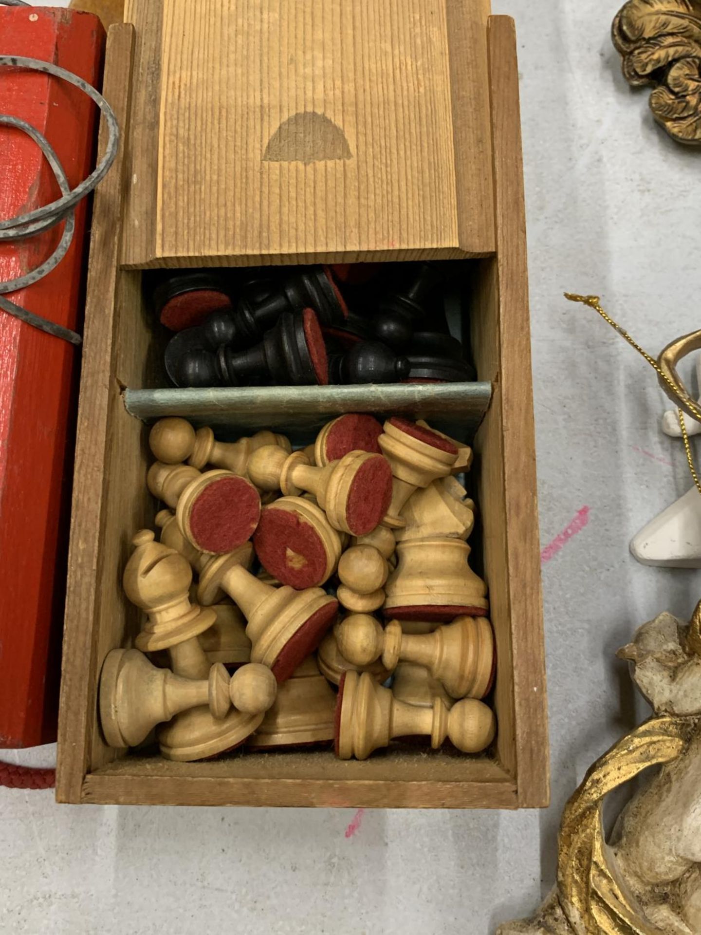 A BOXED SET OF CHESS PIECES AND A 'JOKARI' GAME WITH TWO WOODEN BATS - Bild 3 aus 3