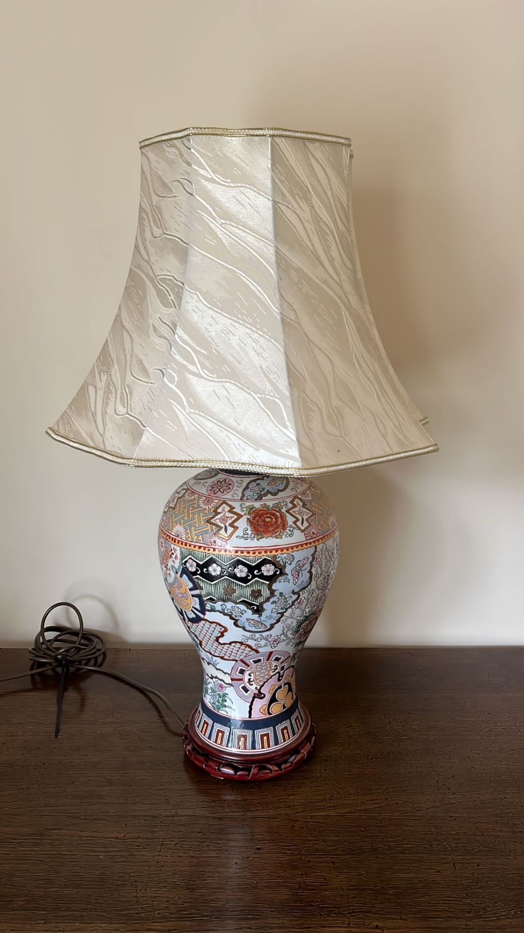 A CHINESE ENAMEL DESIGN TABLE LAMP WITH GEOMETRIC AND FLORAL DESIGNS, ON CARVED WOODEN BASE AND - Image 3 of 5