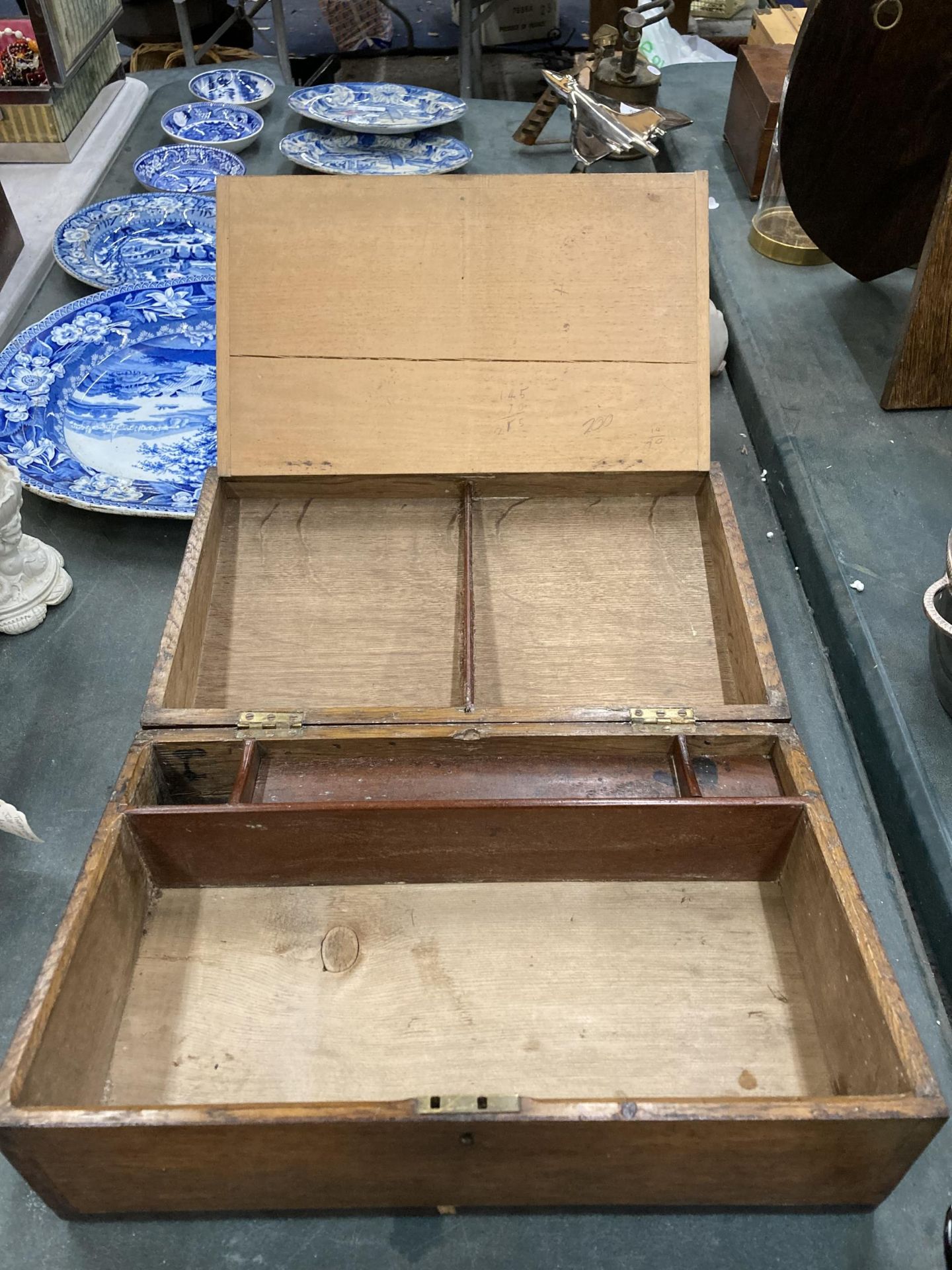 AN OAK WRITING SLOPE WITH INLAID BANDING TO THE SIDES AND TOP