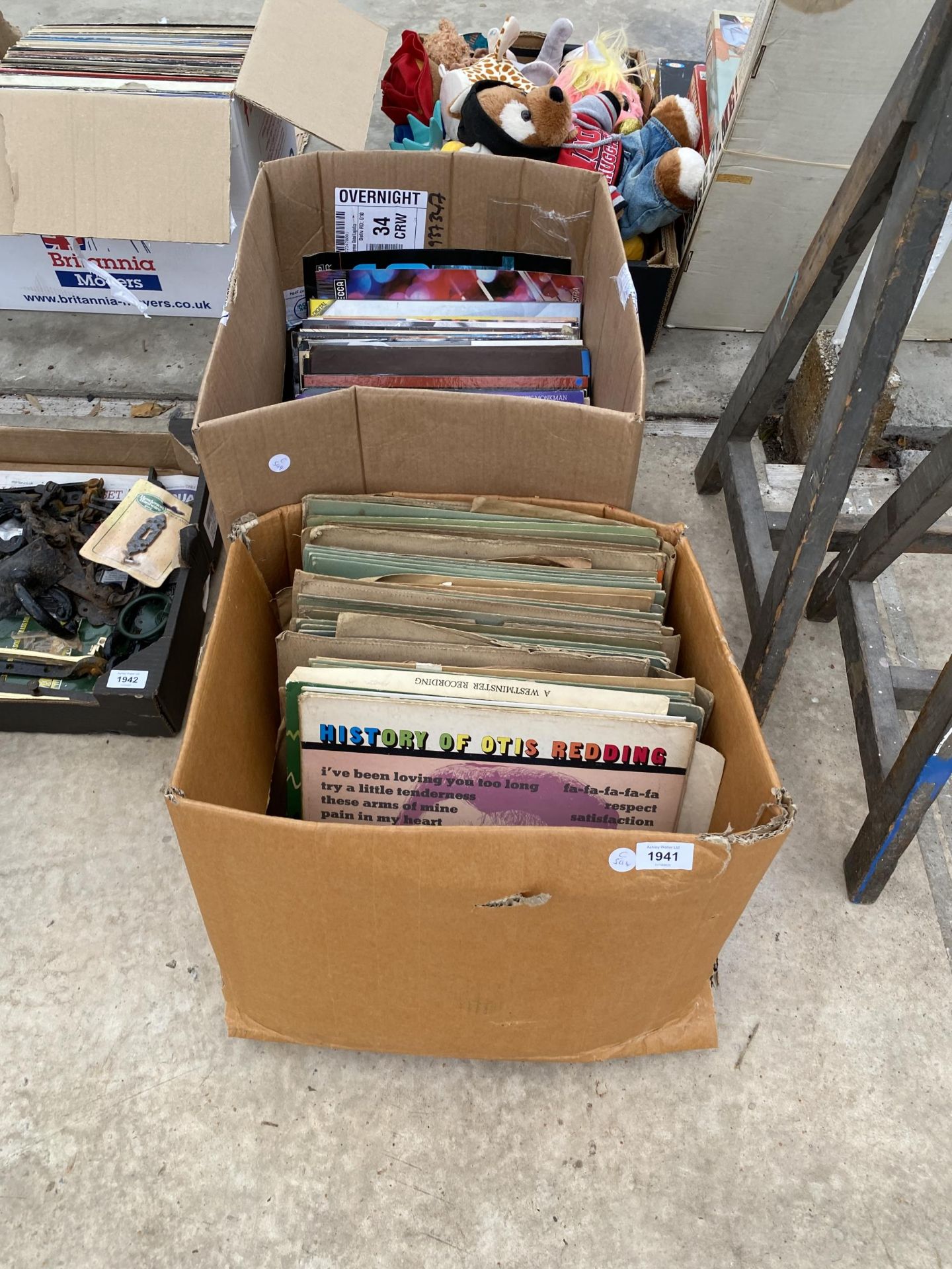 A LARGE QUANTITY OF ASSORTED LP RECORDS