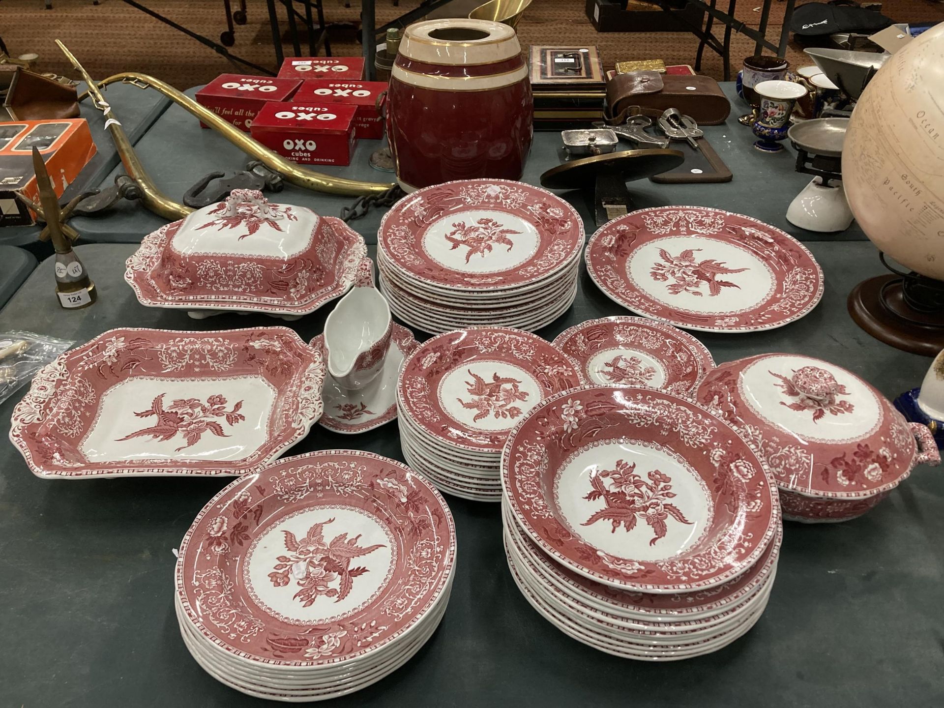 A LARGE QUANTITY OF VINTAGE SPODE 'PINK CAMILLA' DINNERWARE TO INCLUDE VARIOUS SIZES OF PLATES,