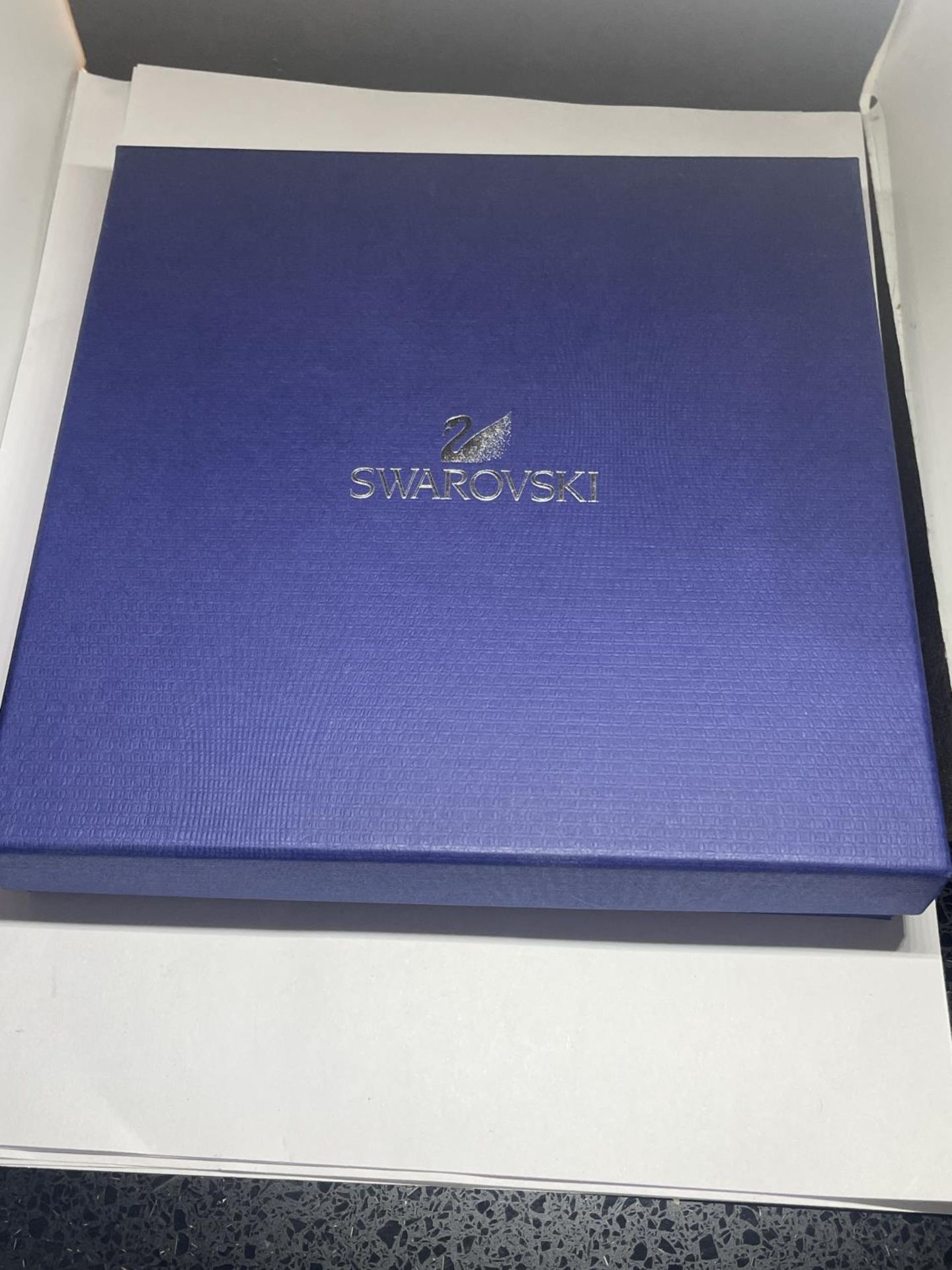 A SWAROVSKI CRYSTAL TWIST NECKLACE WITH CERTIFICATE IN A PRESENTATION BOX WITH SLEEVE COVER - Image 4 of 4