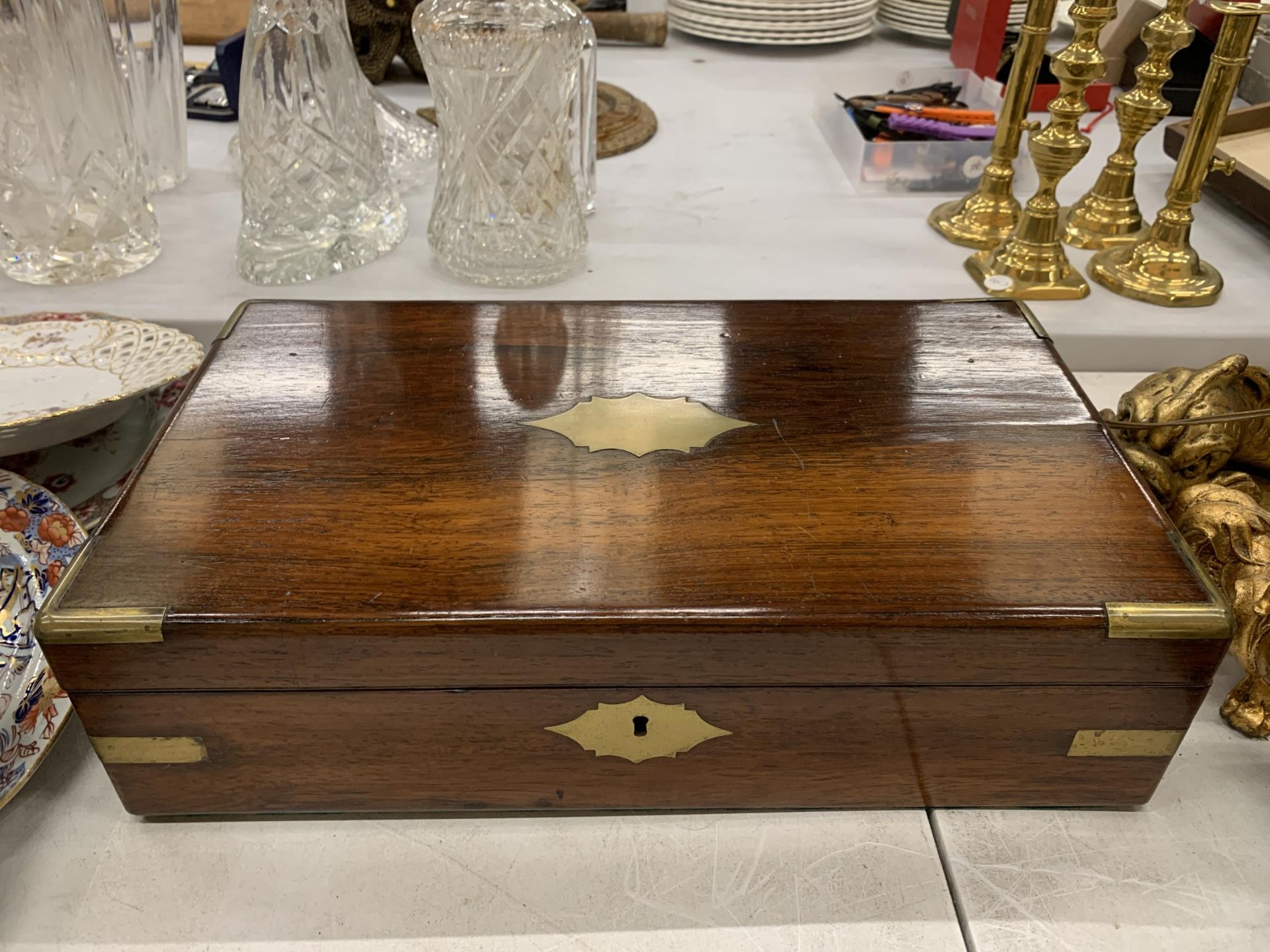 A VINTAGE MAHOGANY WRITING SLOPE WITH ONE INKWELL AND KEY - Image 3 of 4