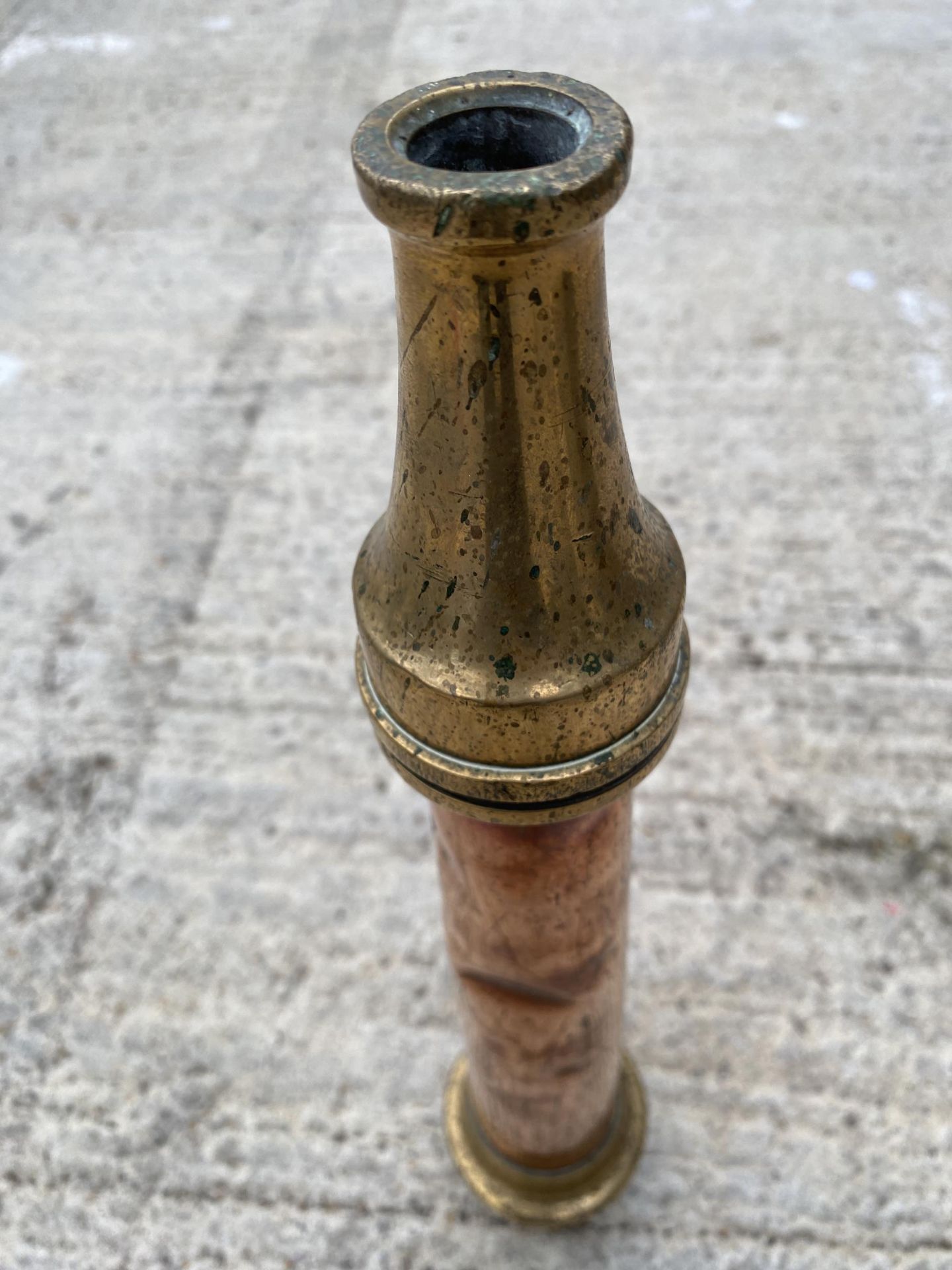 A VINTAGE BRASS AND COPPER 'JOHN MORRIS & SONS LTD' FIRE HOSE NOZZLE - Image 2 of 3