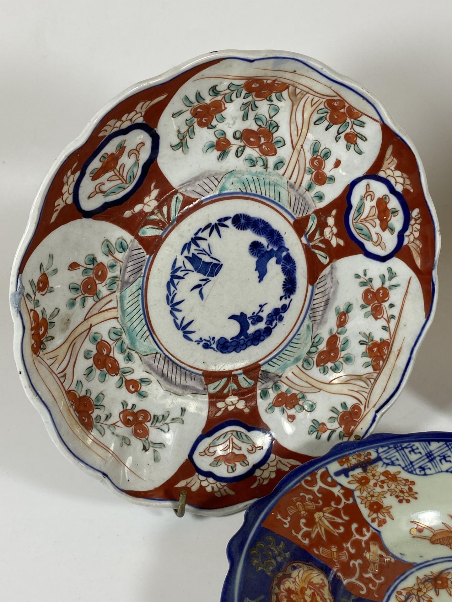 THREE JAPANESE IMARI PLATES - PAIR OF MEIJI PERIOD SCALLOPED RIM EXAMPLES AND A LATER EXAMPLE WITH - Image 2 of 7