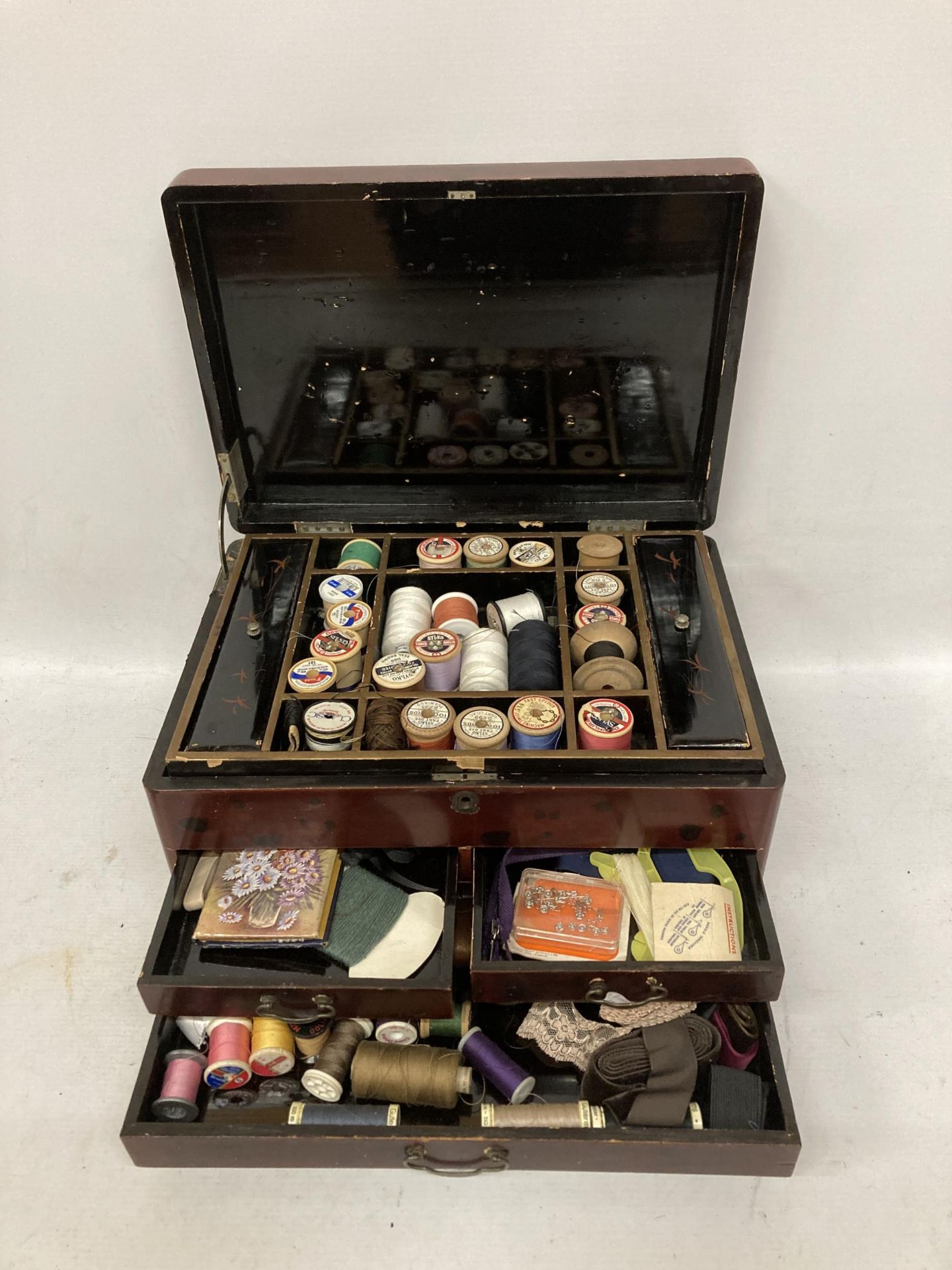 A JAPANESE LACQUERED SEWING BOX AND CONTENTS WITH BIRD DESIGN TOP AND INNER COMPARTMENTS AND LOWER - Image 3 of 4