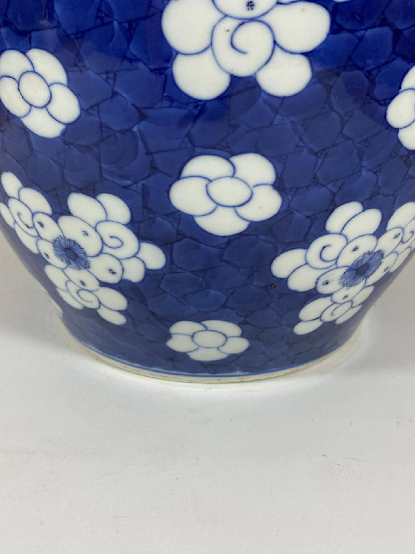 A LARGE 19TH CENTURY CHINESE BLUE AND WHITE PRUNUS BLOSSOM GINGER JAR WITH CARVED WOODEN LID, DOUBLE - Bild 4 aus 19
