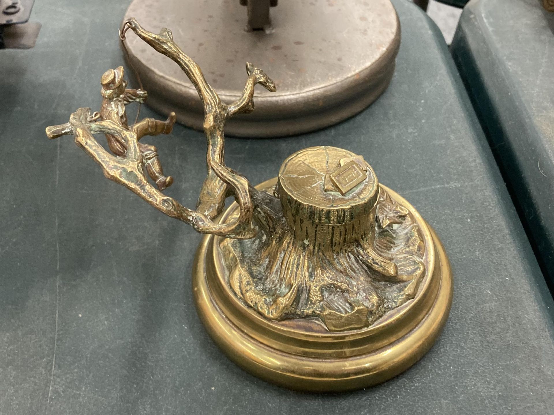 A VINTAGE NOVELTY BRASS INKWELL WITH A SINGING BOY IN A TREE - Image 2 of 4