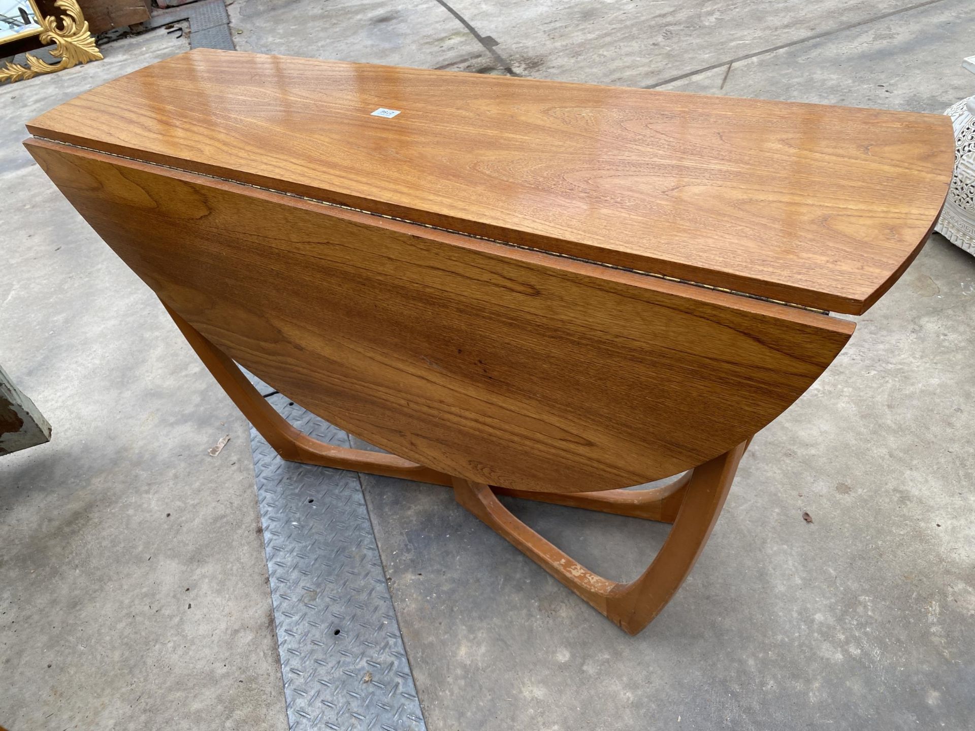 A RETRO TEAK 50" DIAMETER CROSS-FRAME GATELEG DINING TABLE - Image 4 of 5